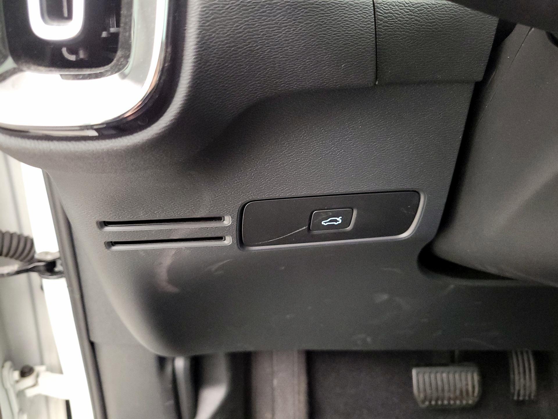 Thumbnail: 2023 Volvo XC40 - 13