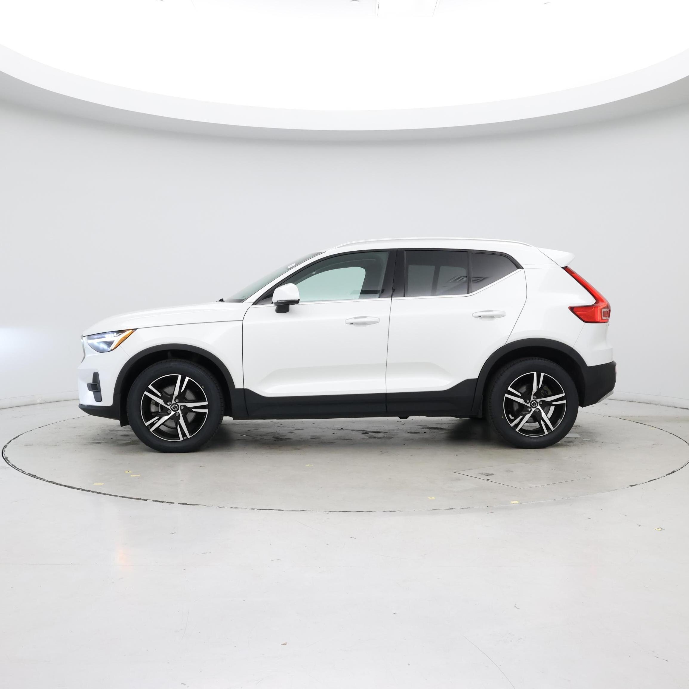 Thumbnail: 2023 Volvo XC40 - 3