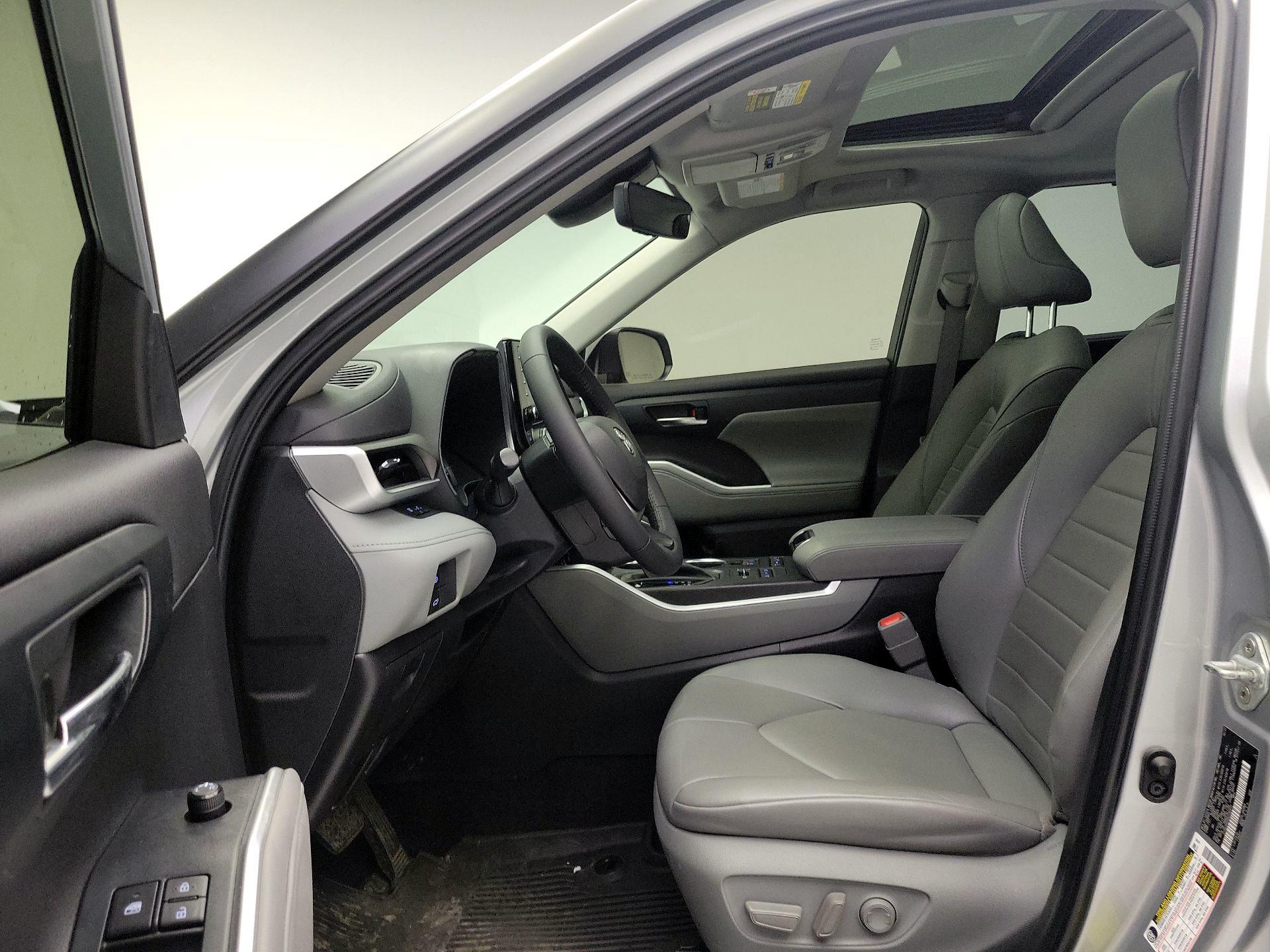 Thumbnail: 2022 Toyota Highlander - 11