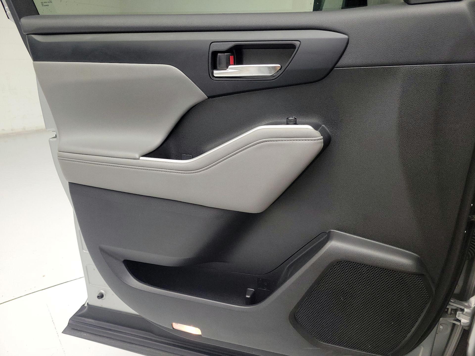 Thumbnail: 2022 Toyota Highlander - 12