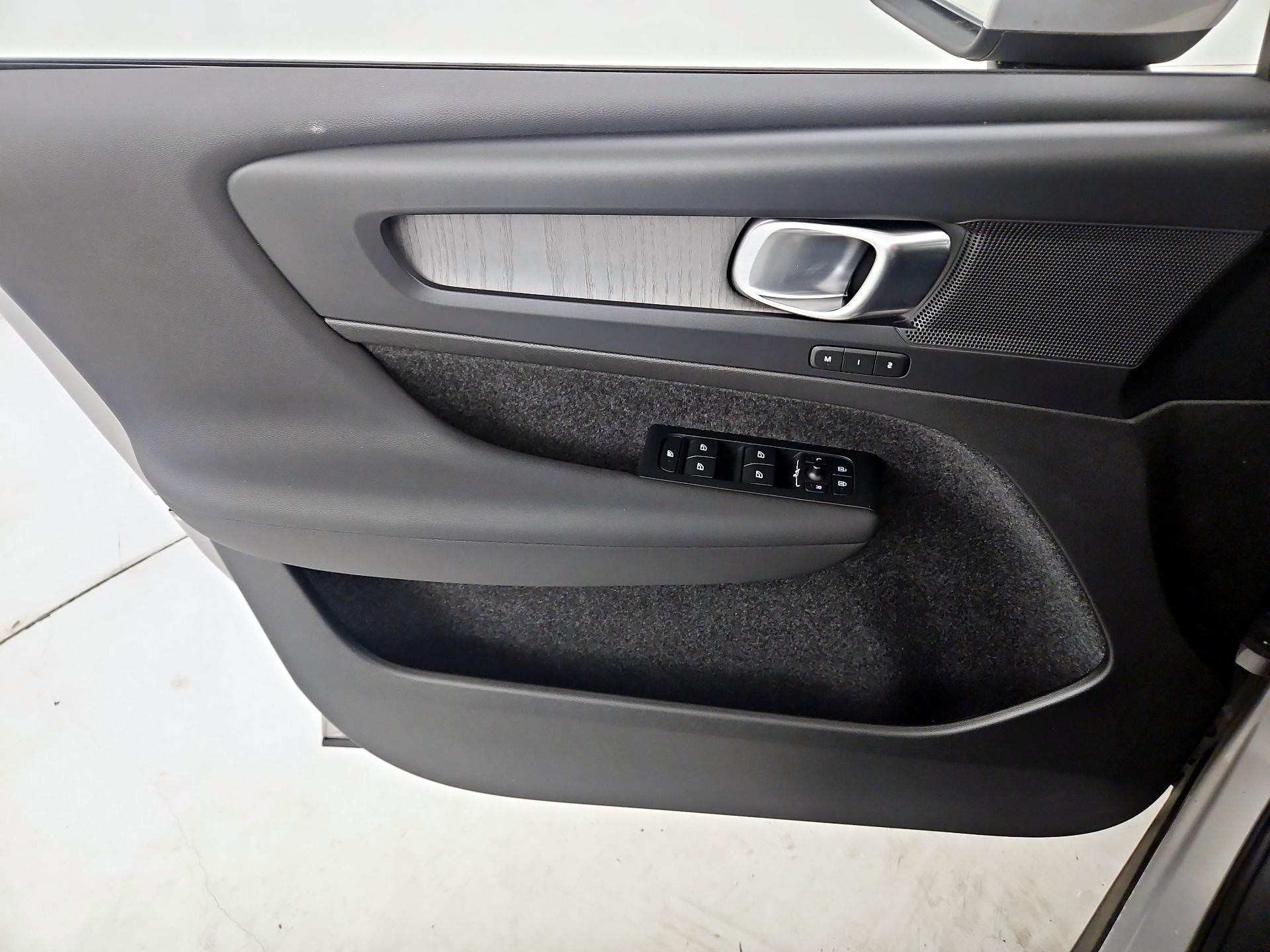 Thumbnail: 2023 Volvo XC40 - 12