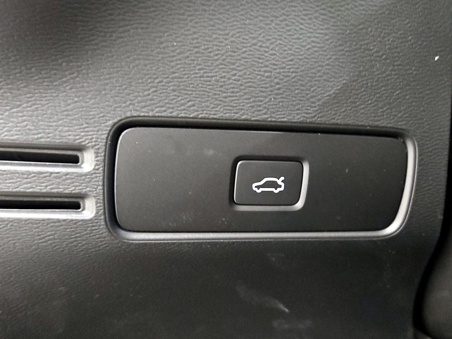 Thumbnail: 2023 Volvo XC40 - 13