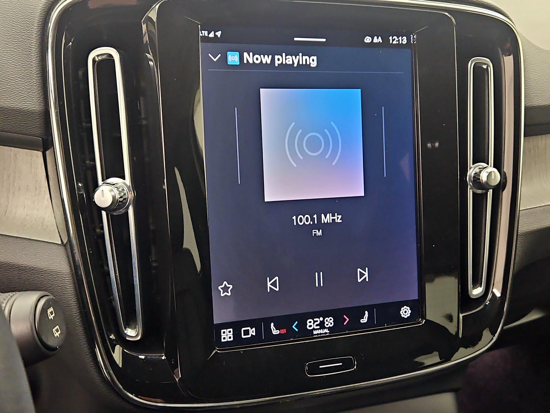 Thumbnail: 2023 Volvo XC40 - 16