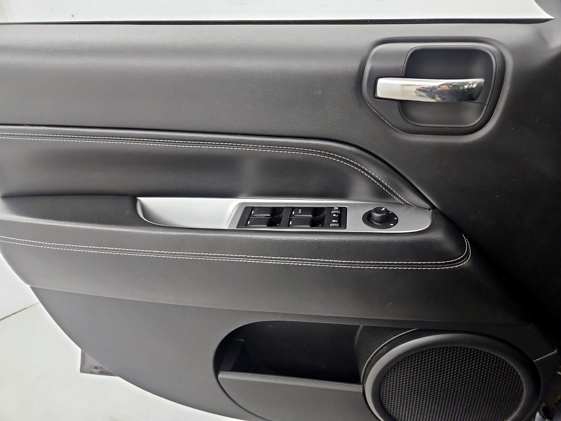 Thumbnail: 2015 Jeep Compass - 12