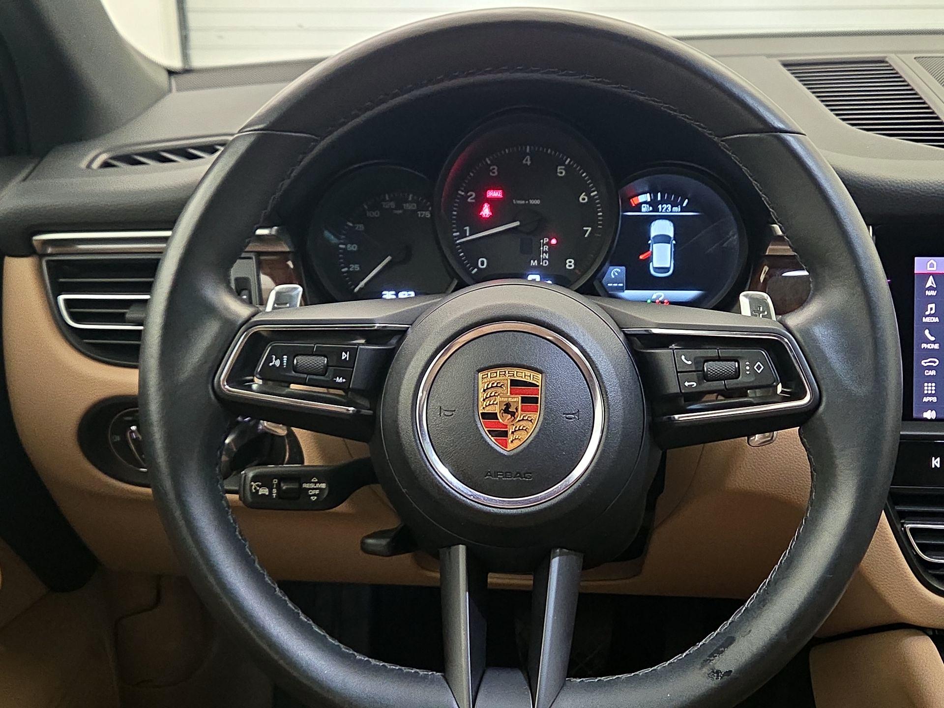 Thumbnail: 2023 Porsche Macan - 10