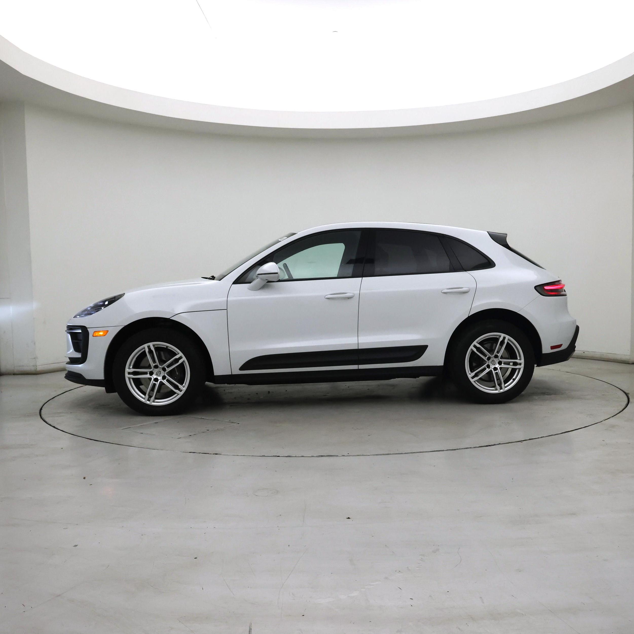 Thumbnail: 2022 Porsche Macan - 3