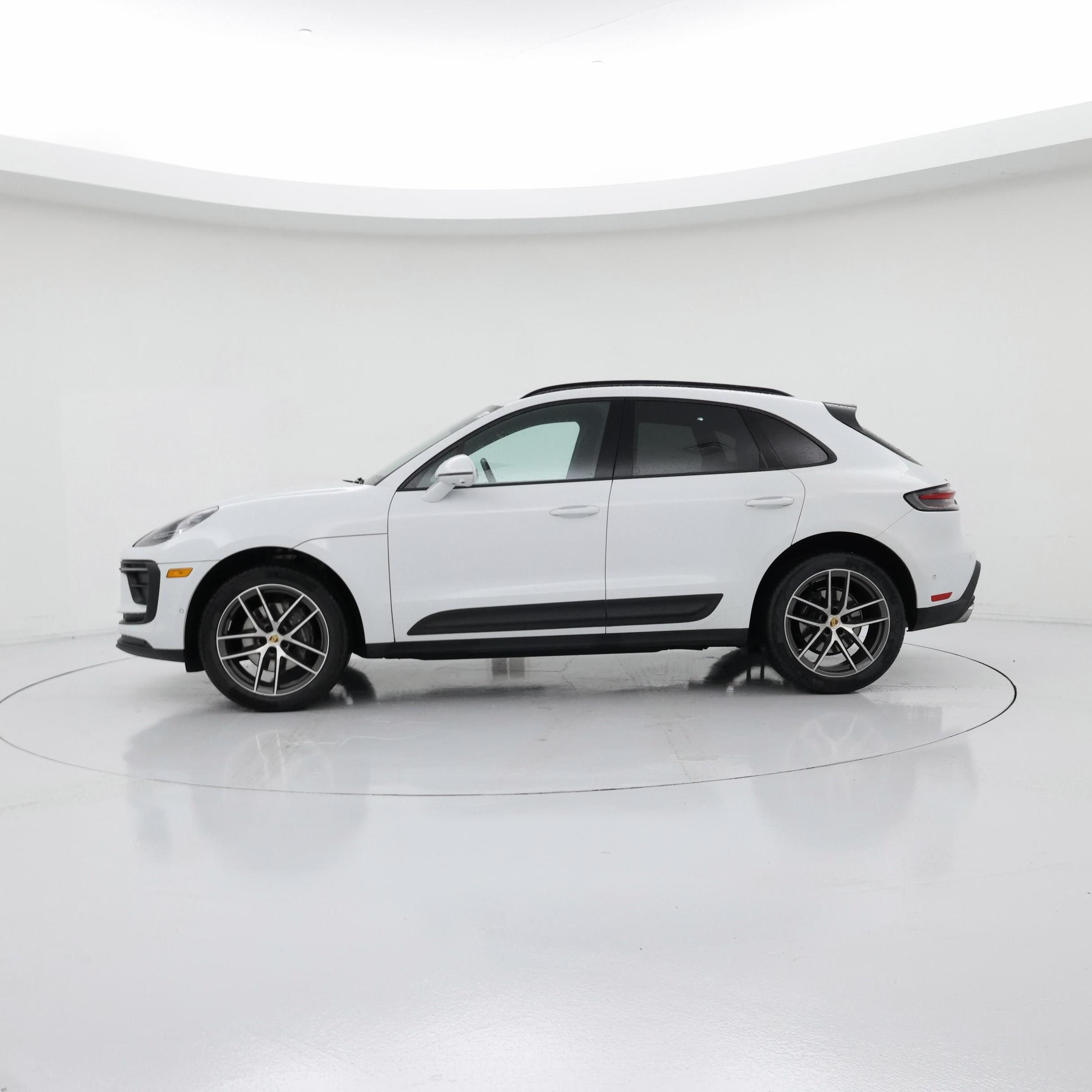 Thumbnail: 2022 Porsche Macan - 3