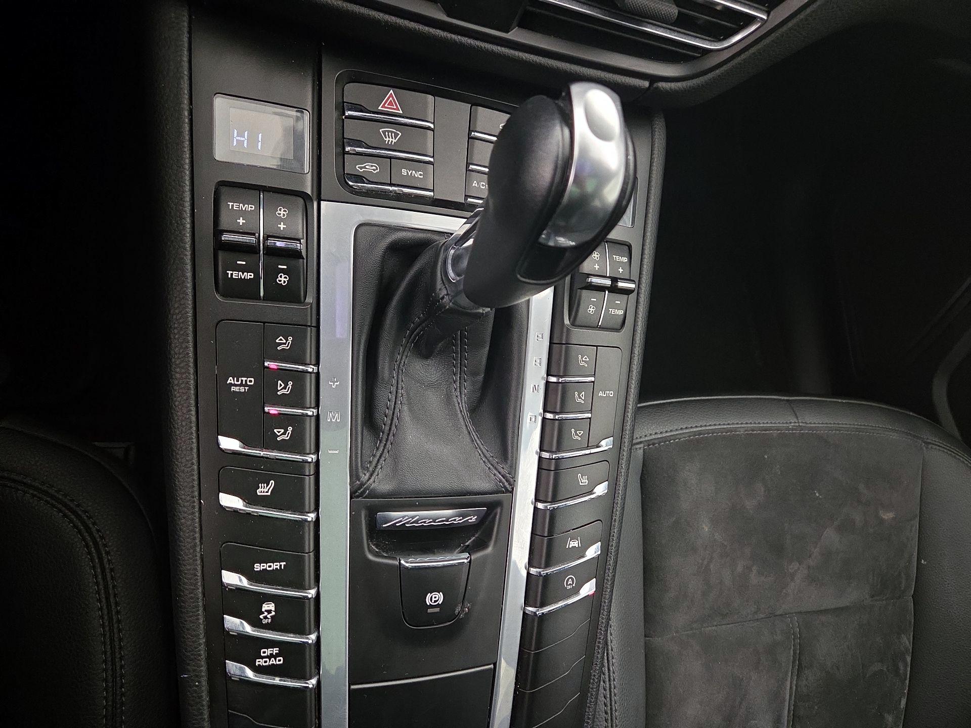 Thumbnail: 2021 Porsche Macan - 17