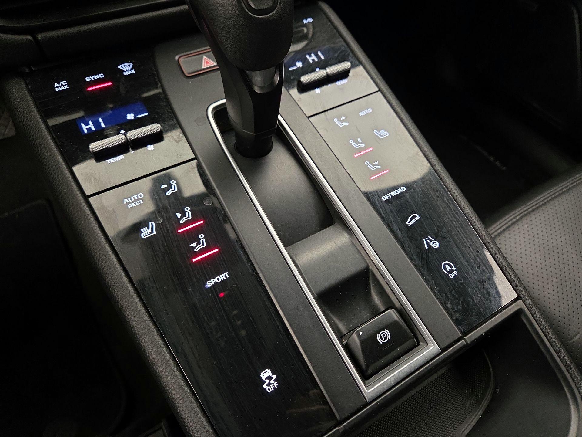 Thumbnail: 2022 Porsche Macan - 16