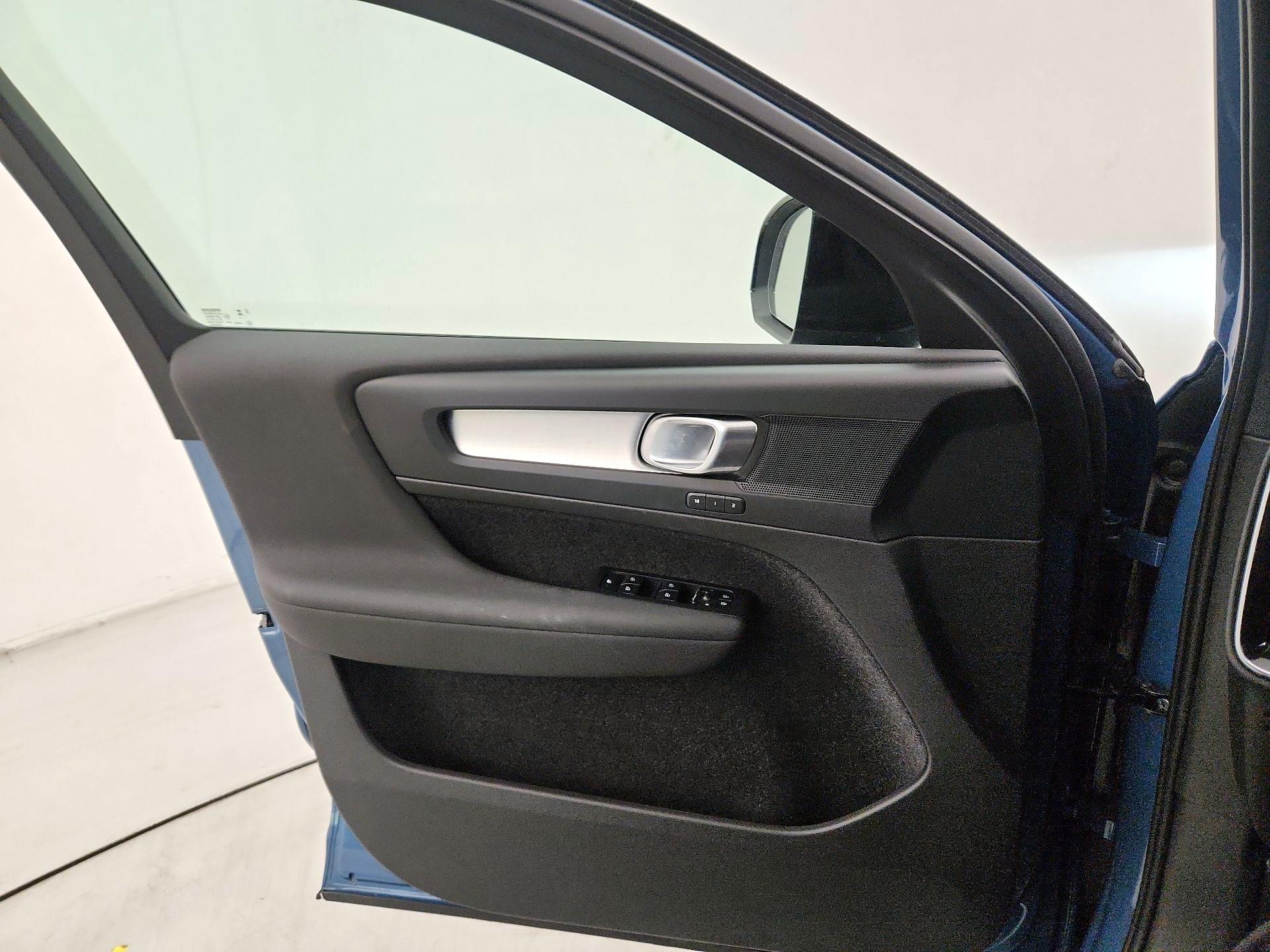 Thumbnail: 2024 Volvo XC40 - 10