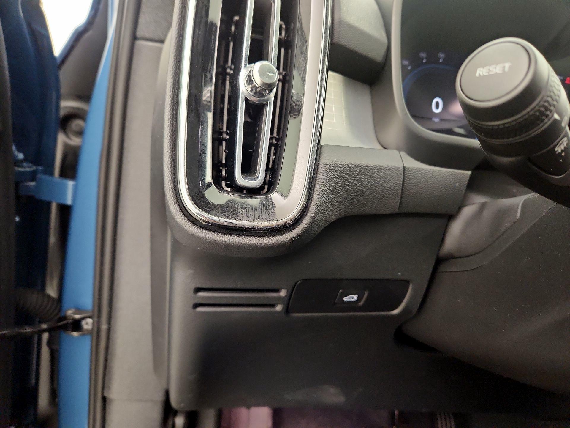 Thumbnail: 2024 Volvo XC40 - 11