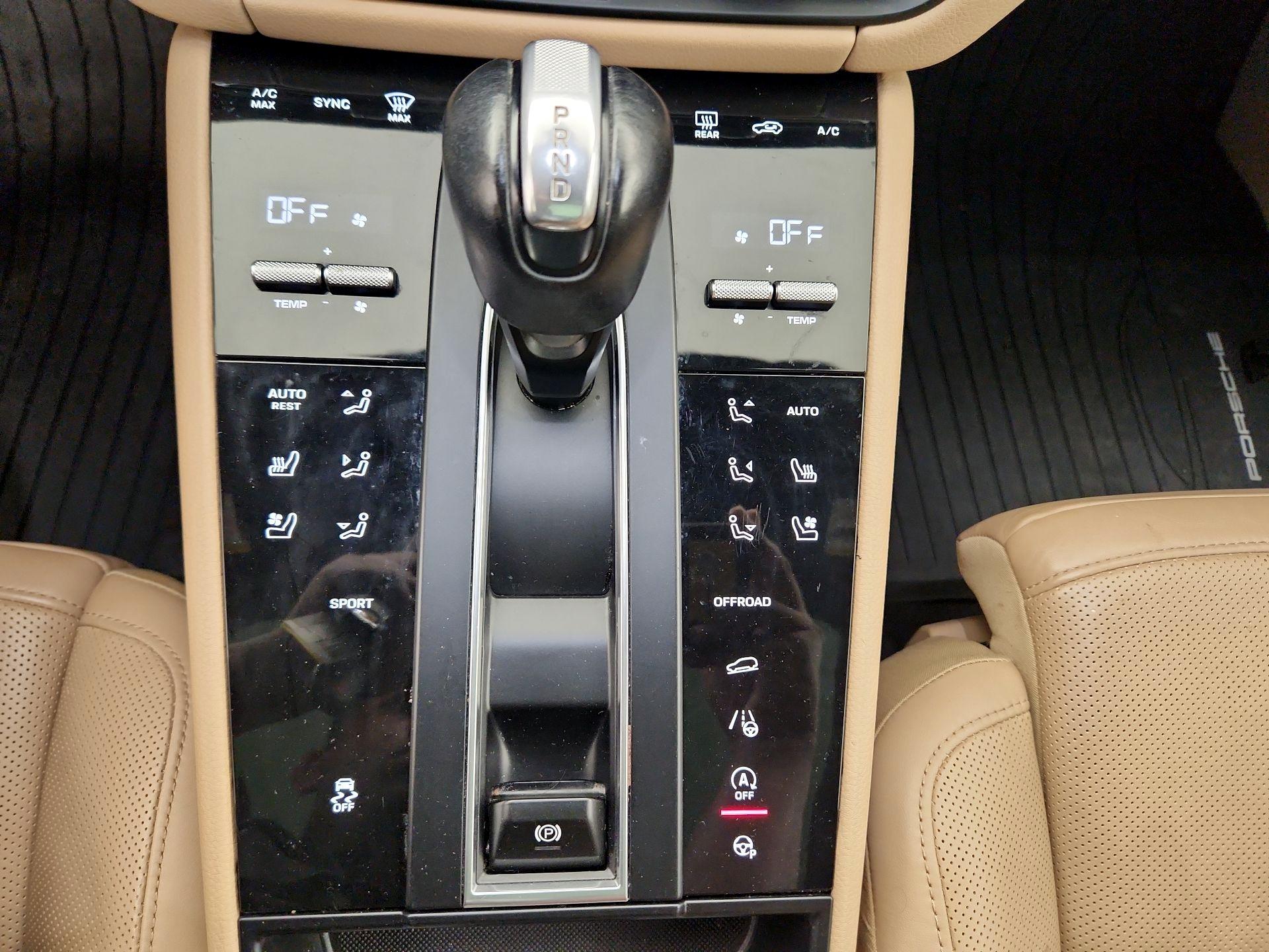 Thumbnail: 2023 Porsche Macan - 18