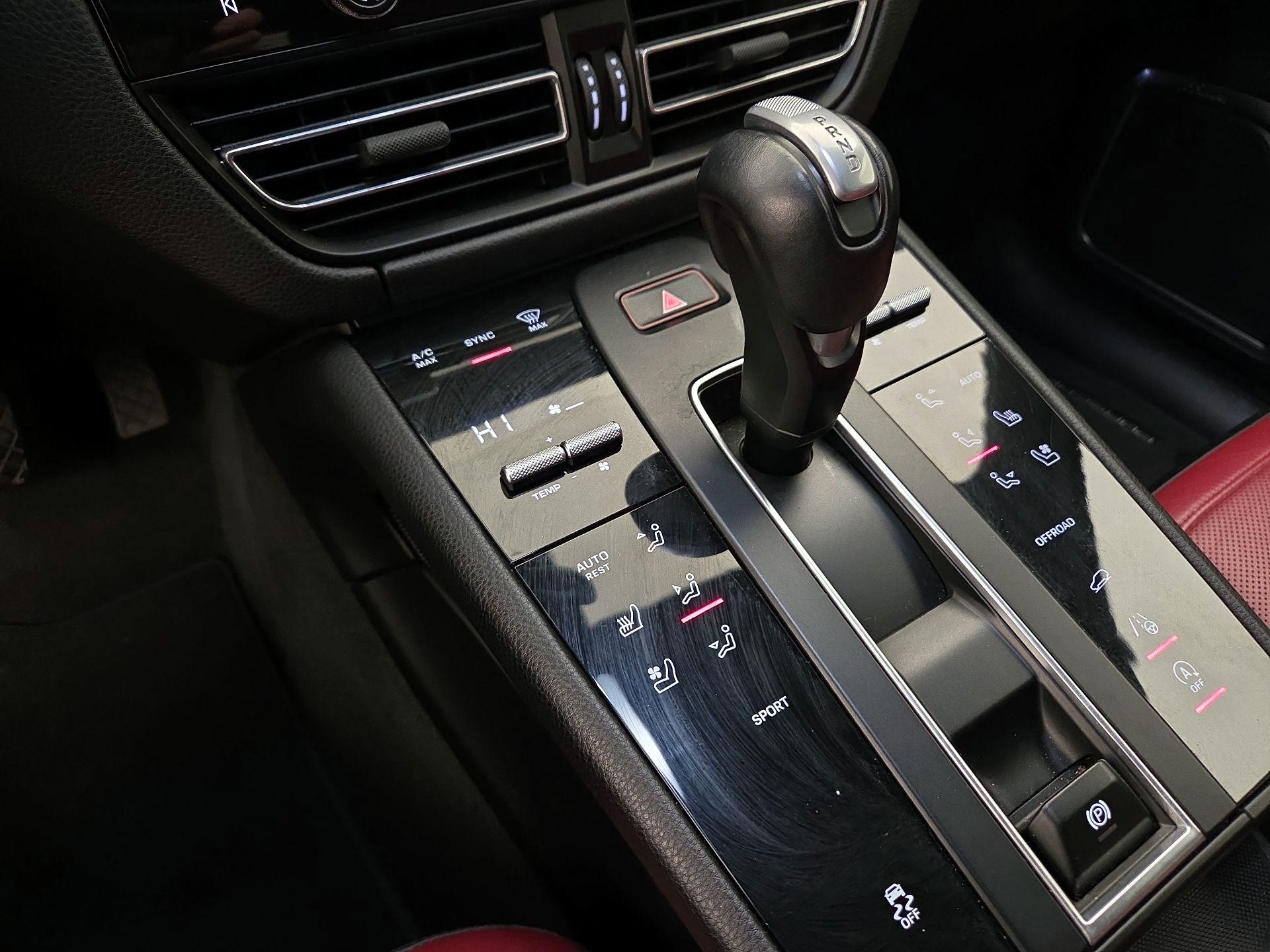 Thumbnail: 2023 Porsche Macan - 15