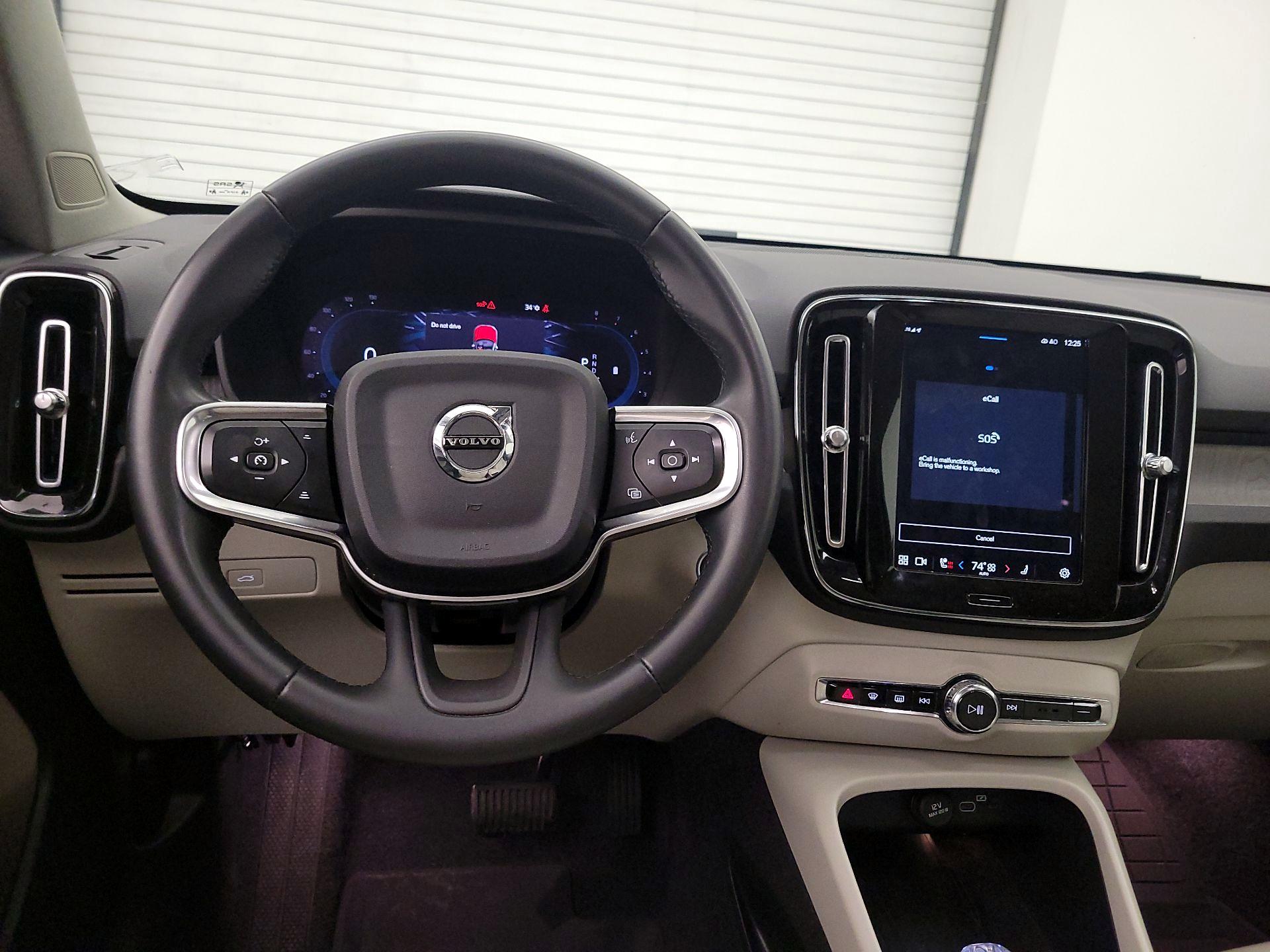 Thumbnail: 2025 Volvo XC40 - 10