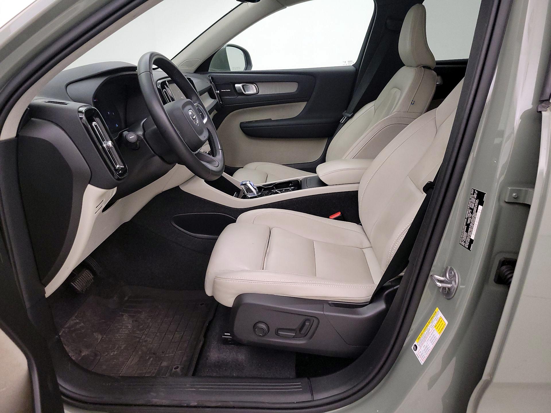 Thumbnail: 2025 Volvo XC40 - 11