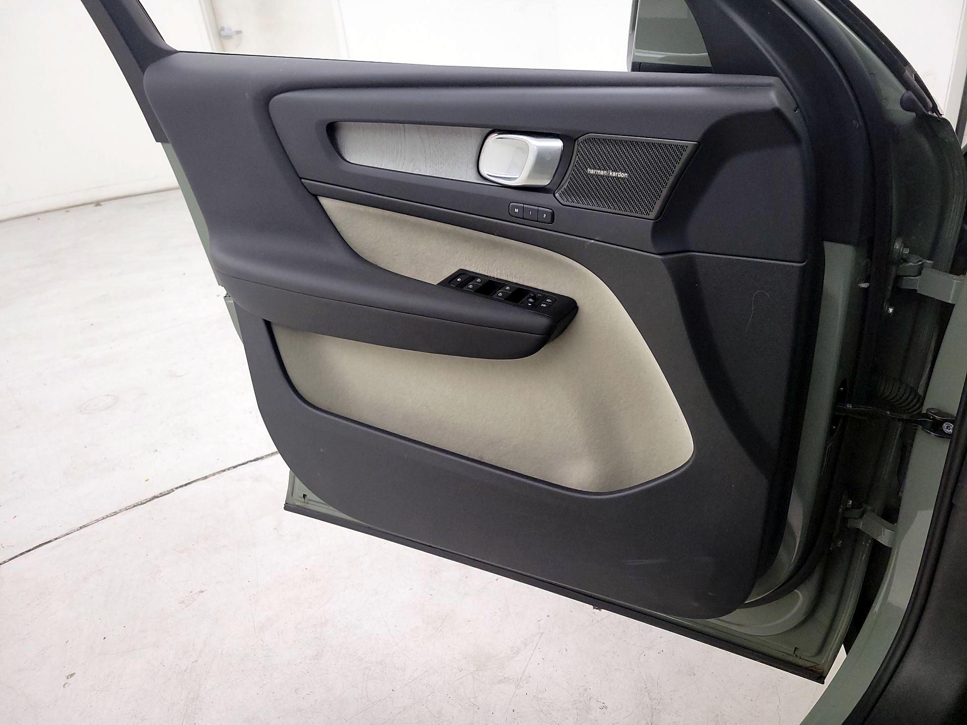 Thumbnail: 2025 Volvo XC40 - 12