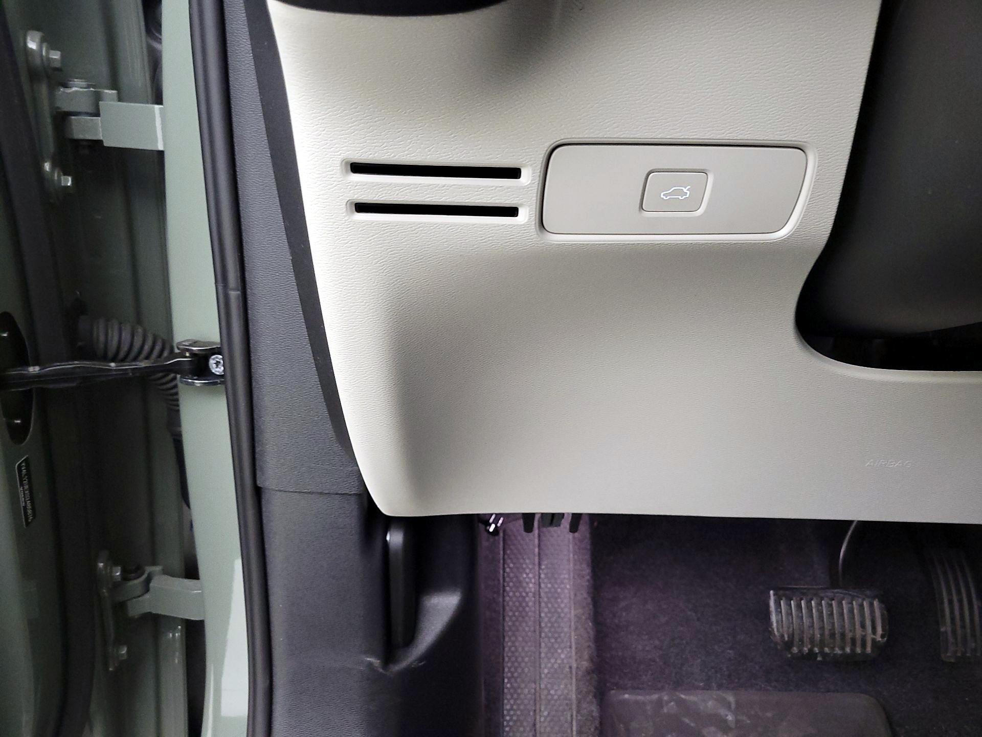 Thumbnail: 2025 Volvo XC40 - 13