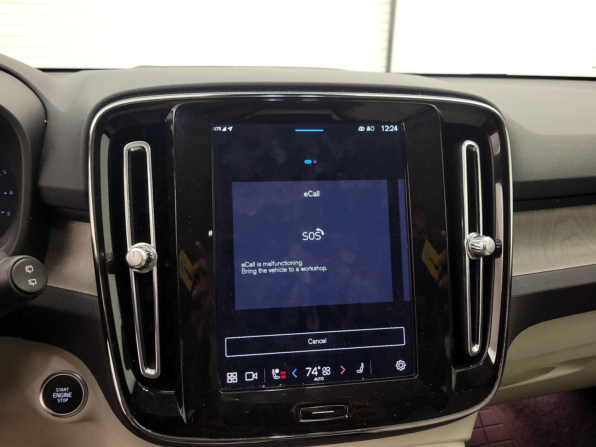 Thumbnail: 2025 Volvo XC40 - 15