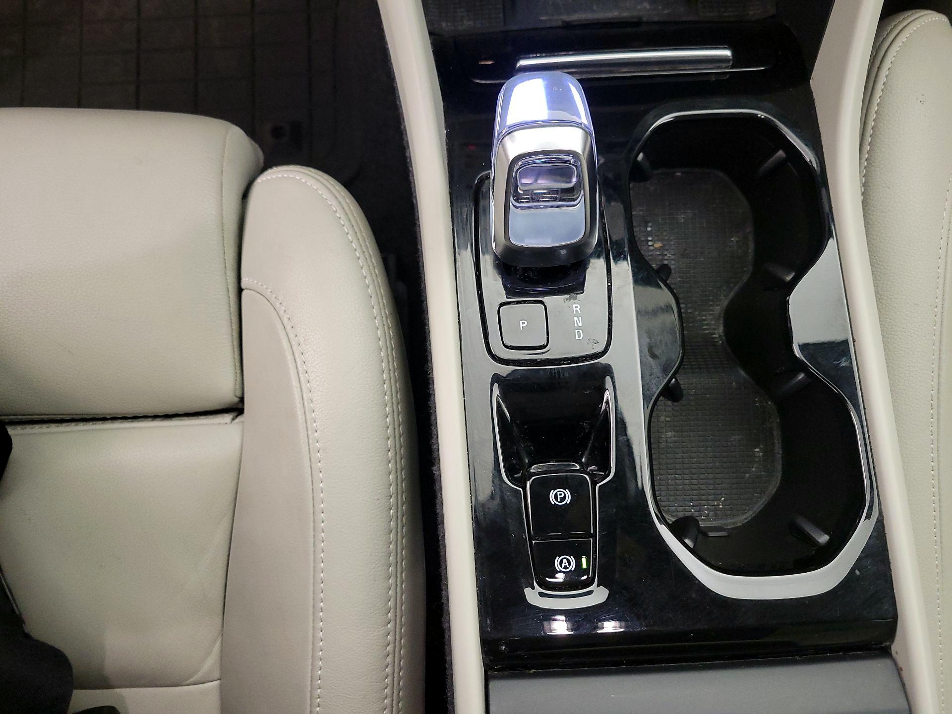 Thumbnail: 2025 Volvo XC40 - 17