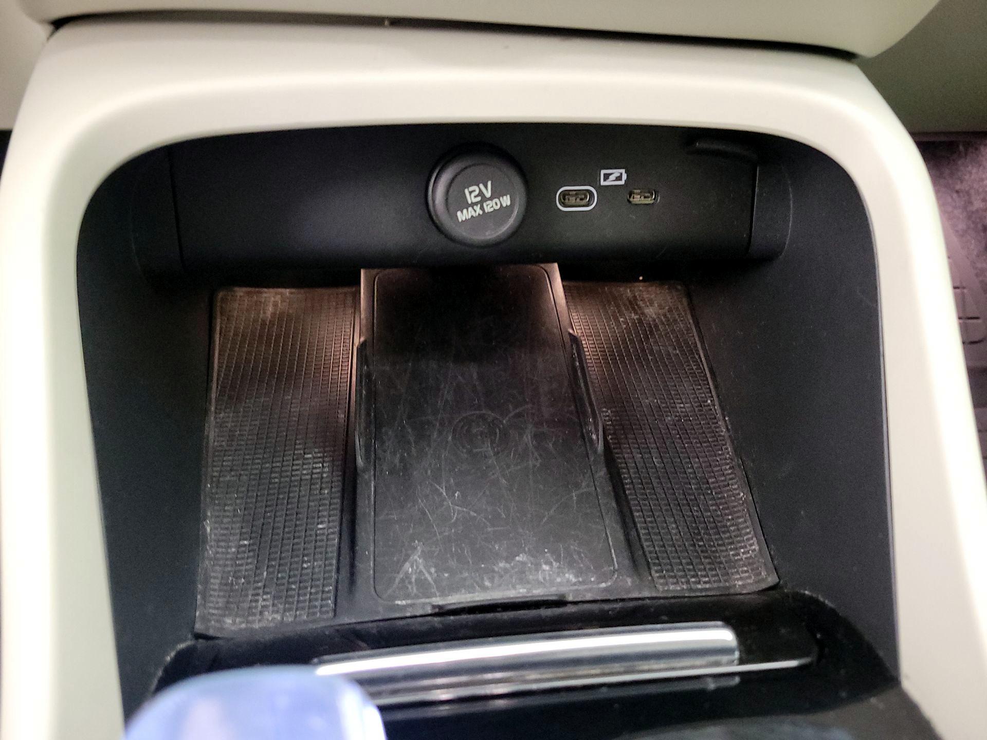 Thumbnail: 2025 Volvo XC40 - 18