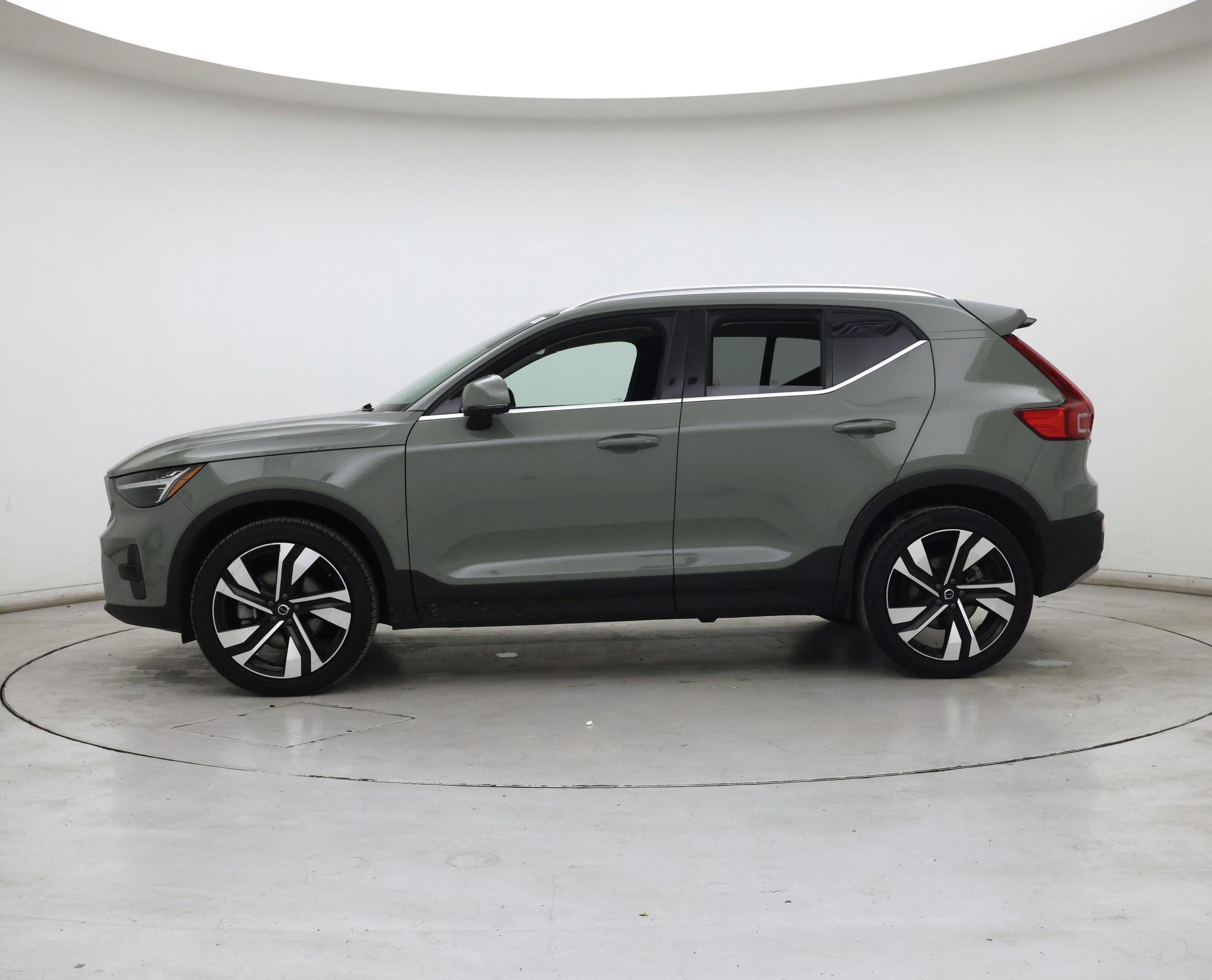 Thumbnail: 2025 Volvo XC40 - 3