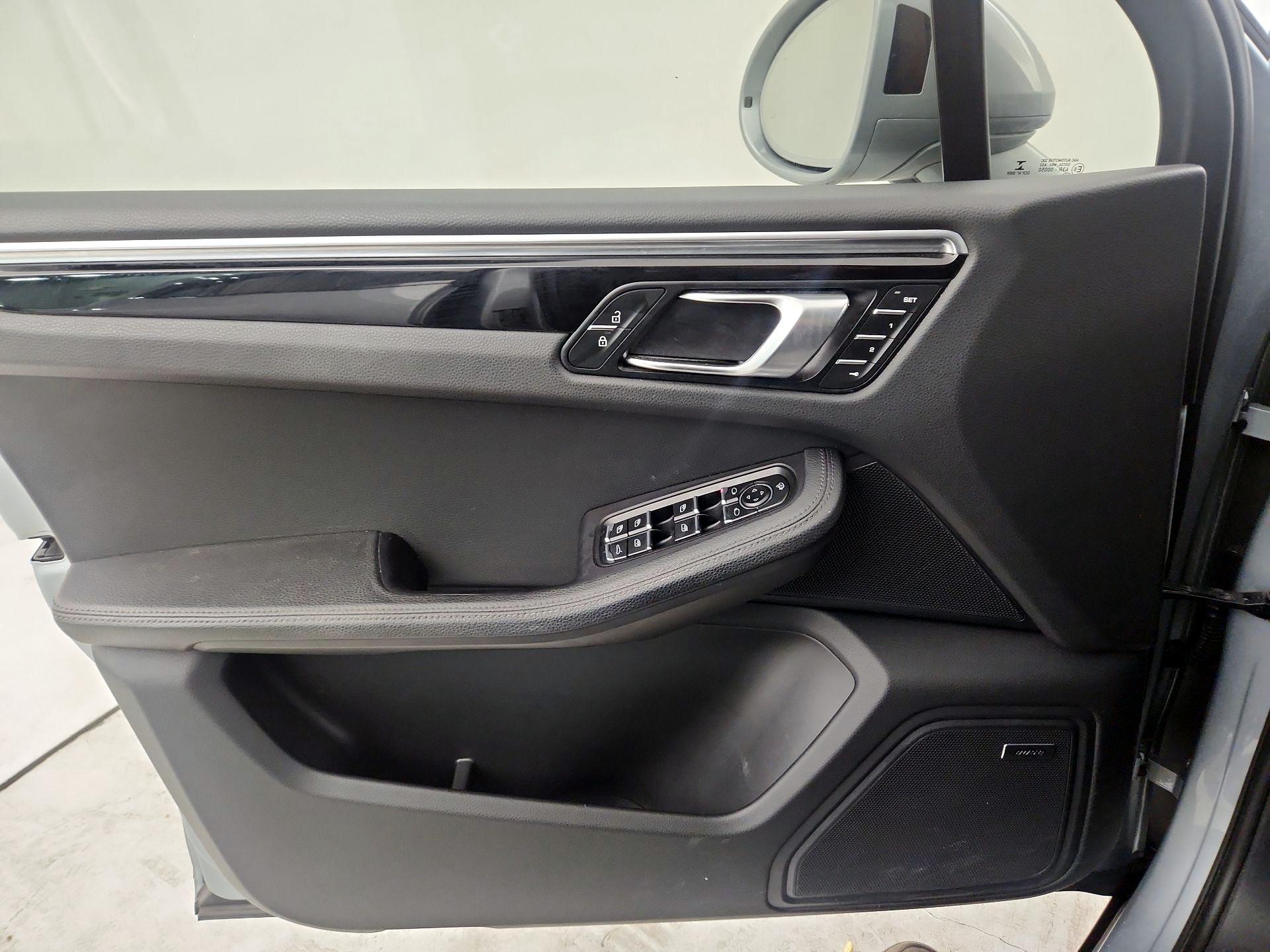 Thumbnail: 2023 Porsche Macan - 10