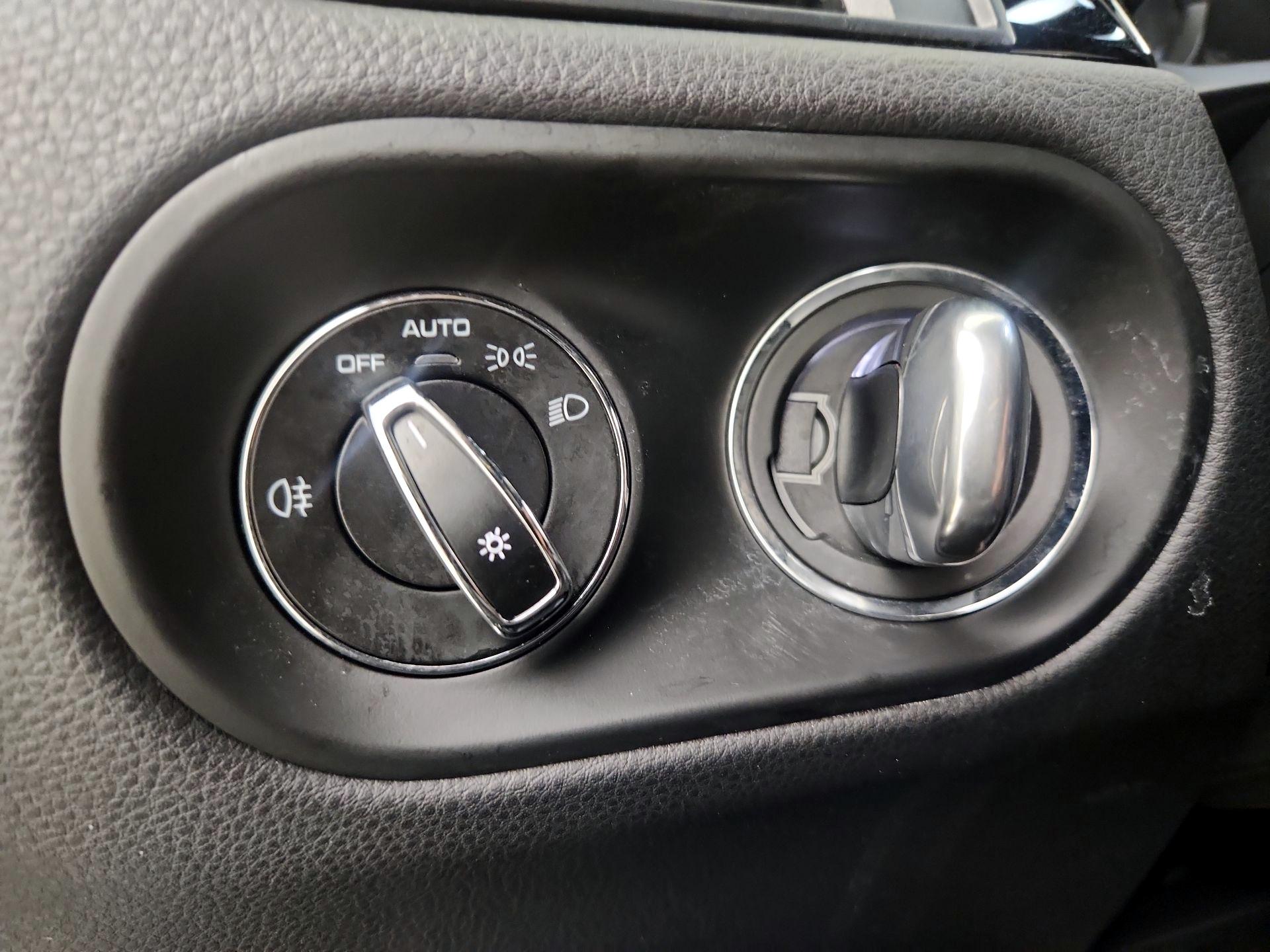 Thumbnail: 2023 Porsche Macan - 11