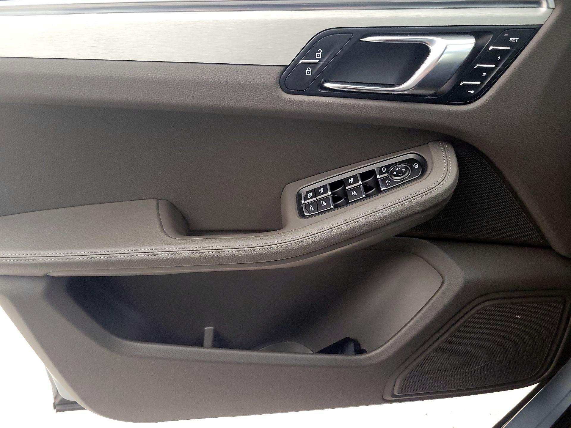 Thumbnail: 2023 Porsche Macan - 12