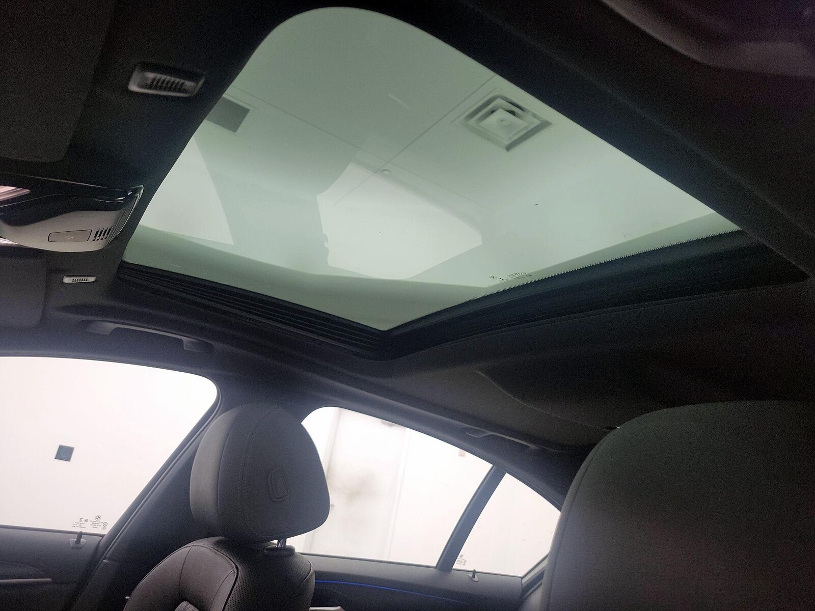 Sunroof(s) & Overhead Airbags