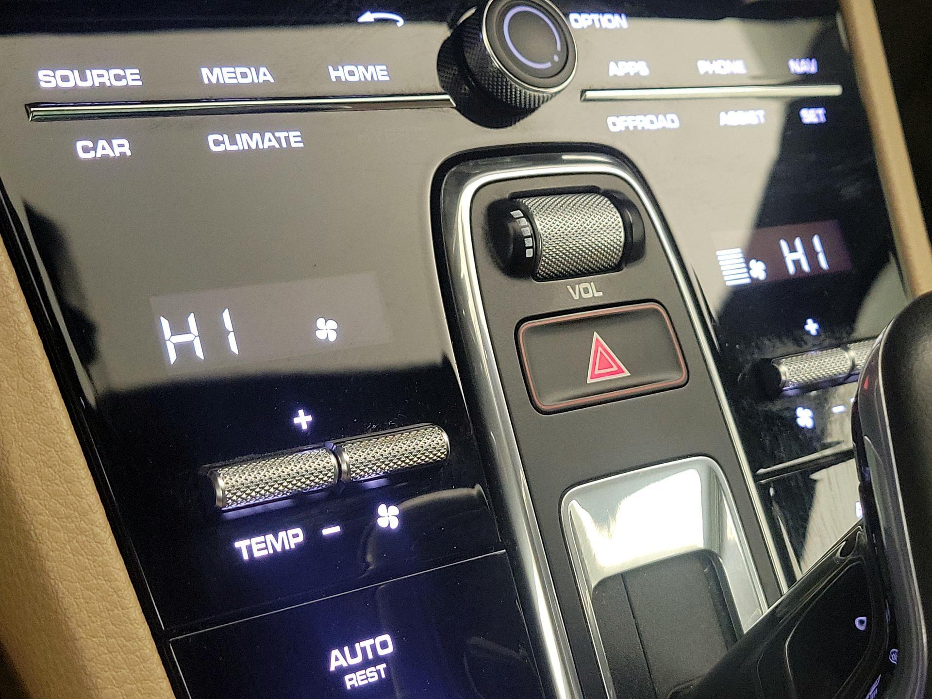 Thumbnail: 2020 Porsche Cayenne - 16