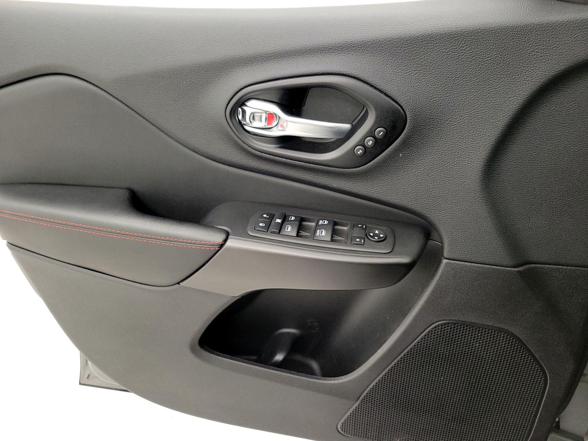 Thumbnail: 2022 Jeep Cherokee - 12