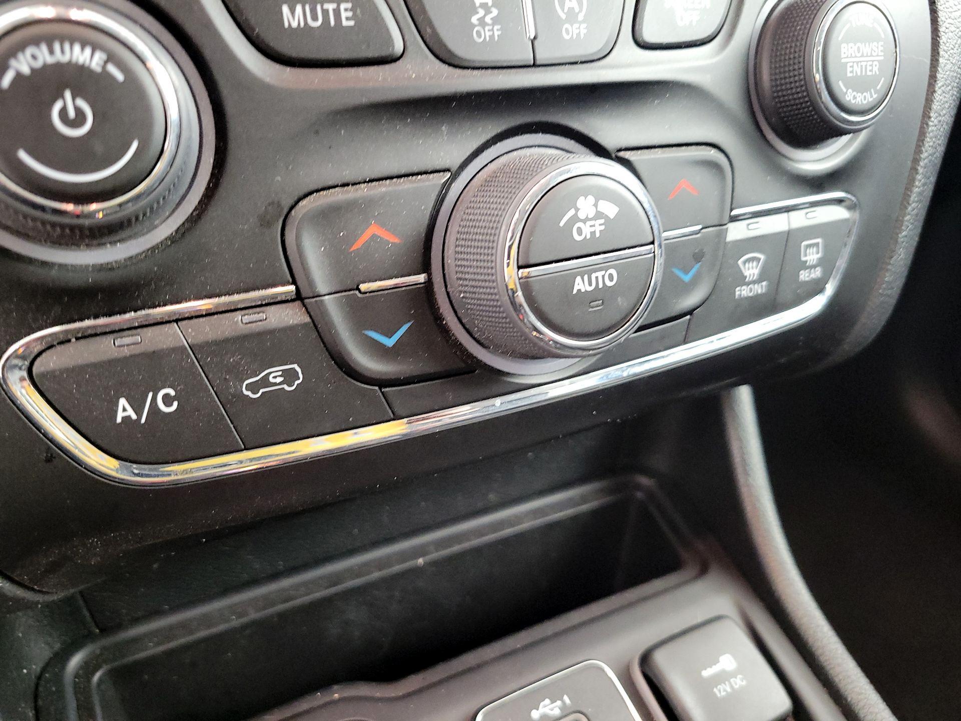 Thumbnail: 2022 Jeep Cherokee - 16