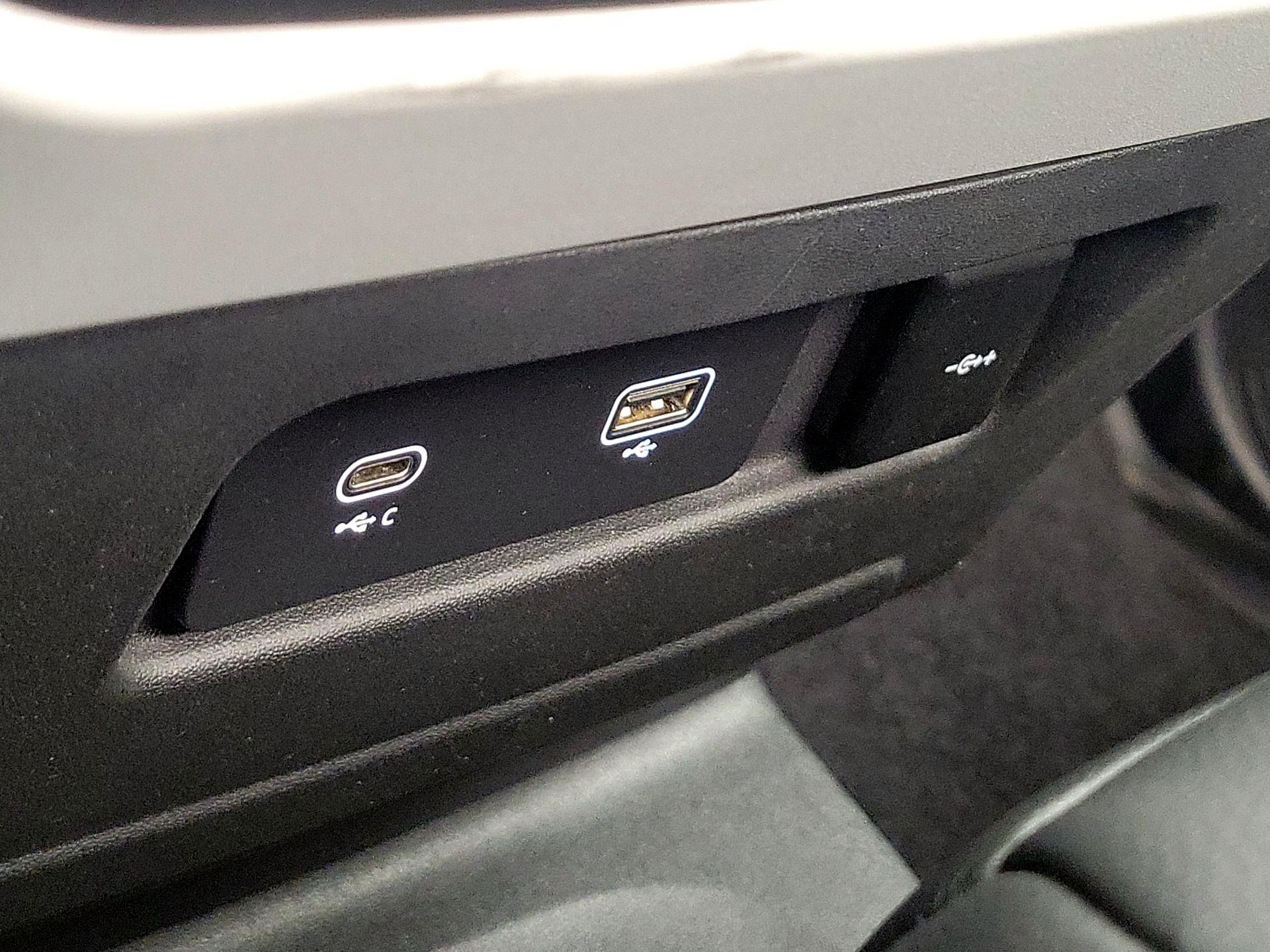 Thumbnail: 2021 Land Rover Defender - 19