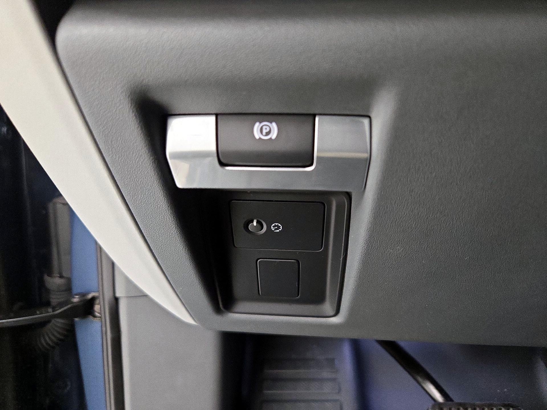 Thumbnail: 2020 Land Rover Defender - 13