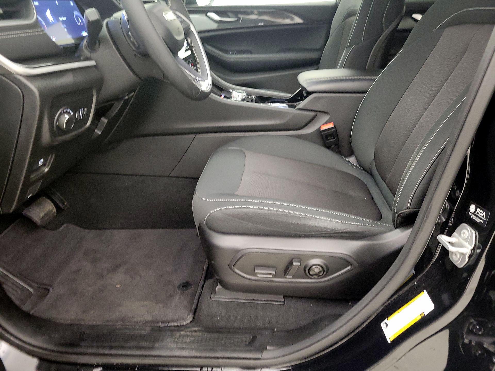 Thumbnail: 2023 Jeep Grand Cherokee - 11