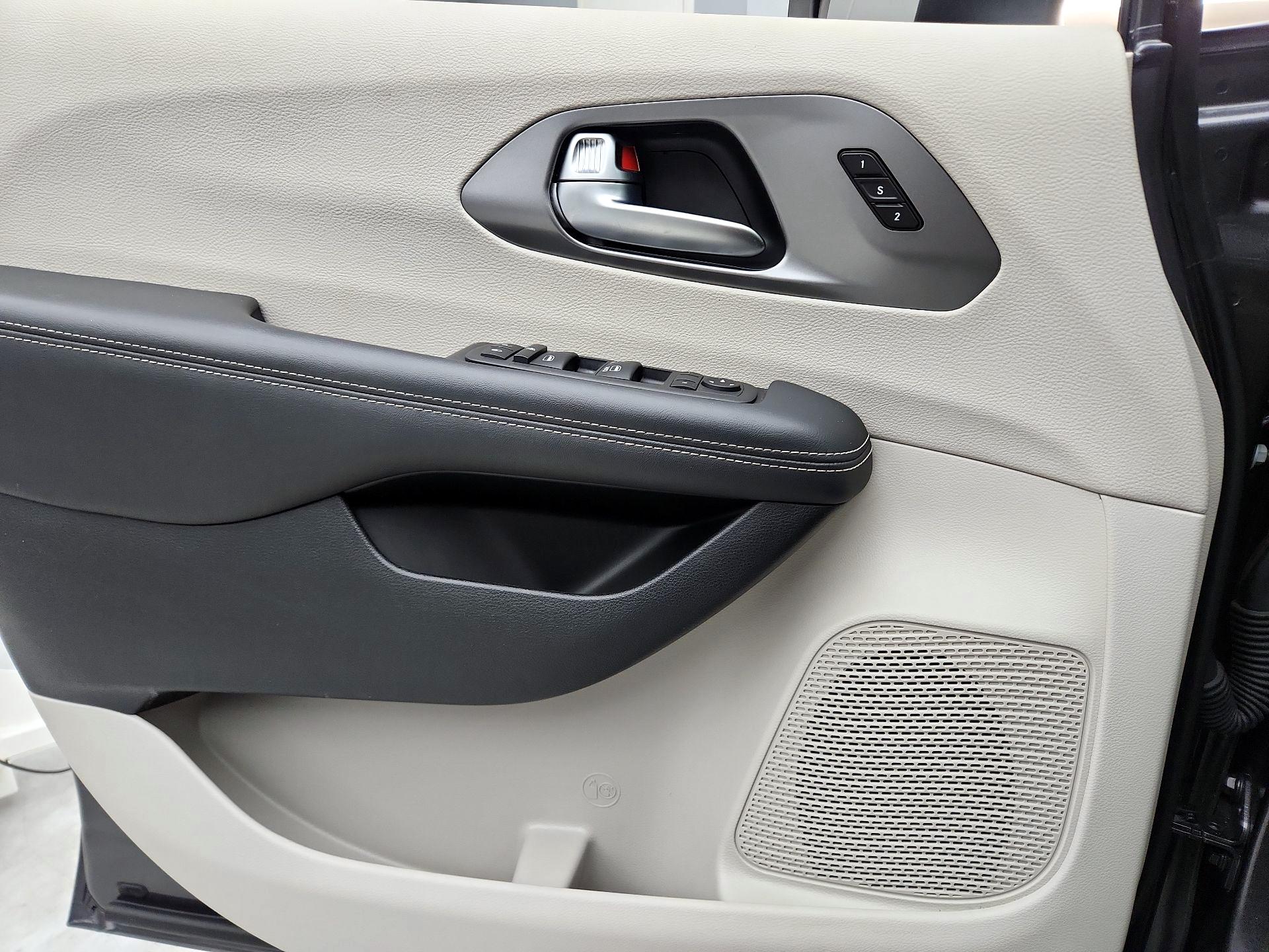 Thumbnail: 2023 Chrysler Pacifica - 12