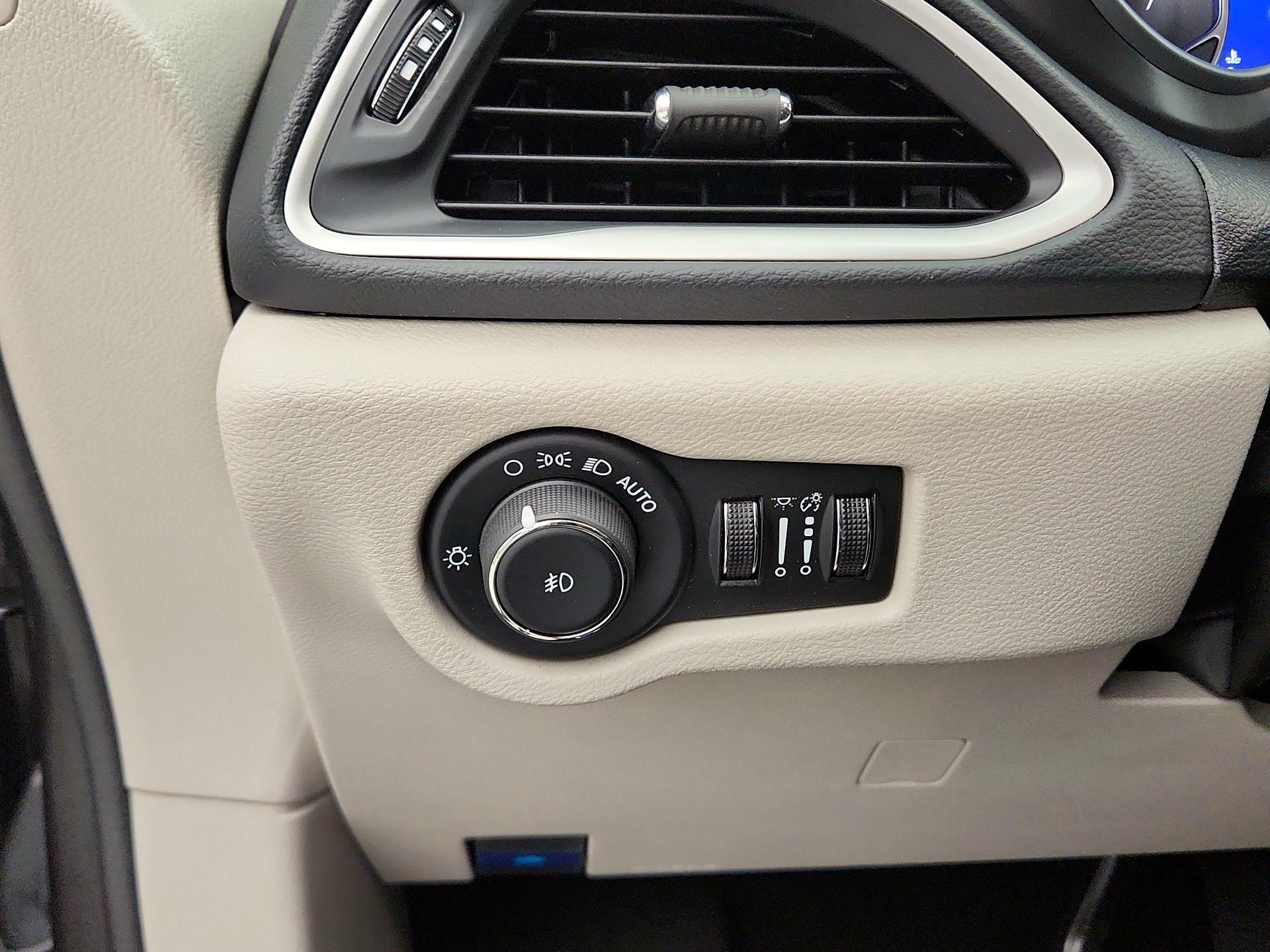 Thumbnail: 2023 Chrysler Pacifica - 13