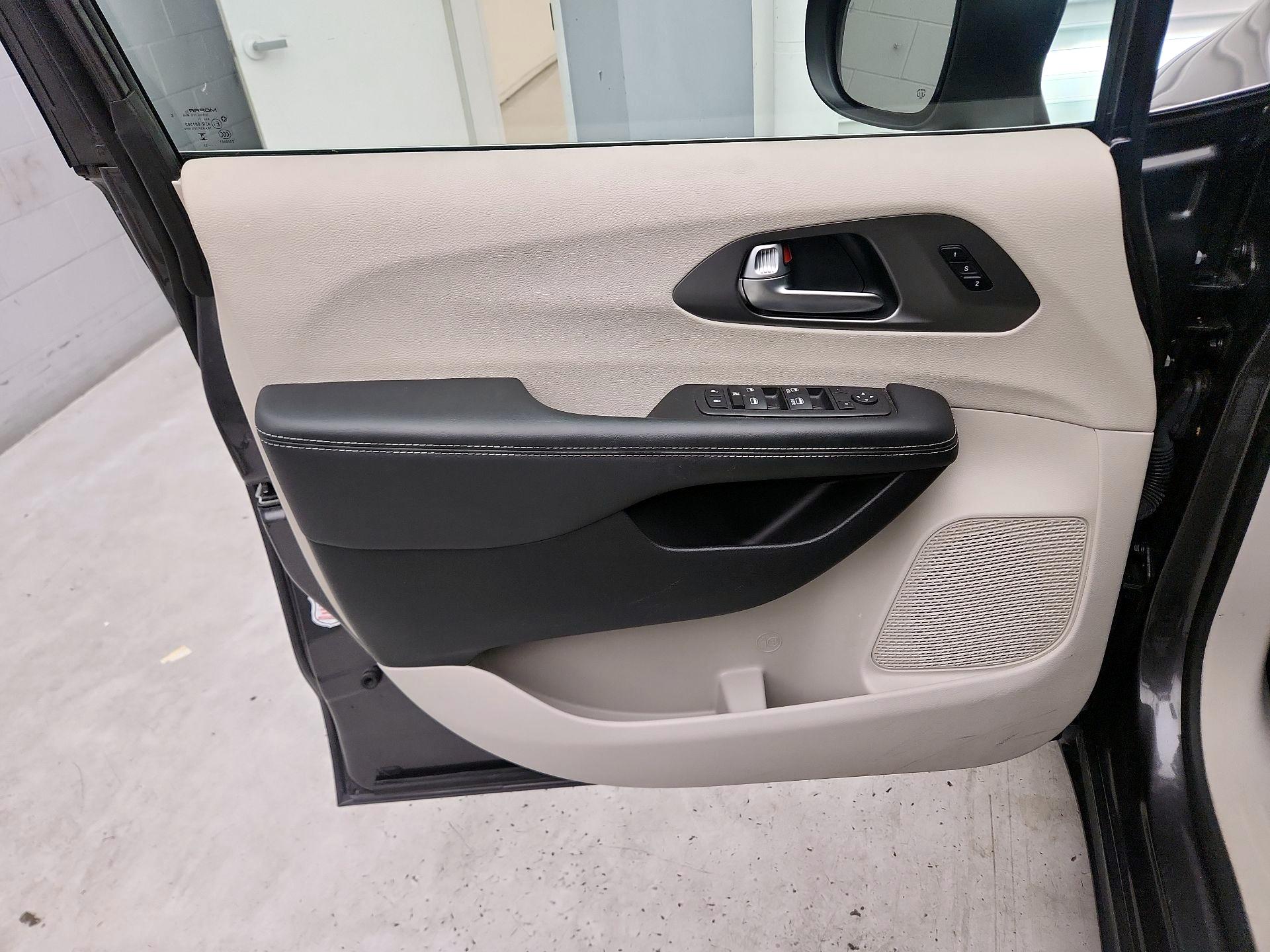 Thumbnail: 2023 Chrysler Pacifica - 12