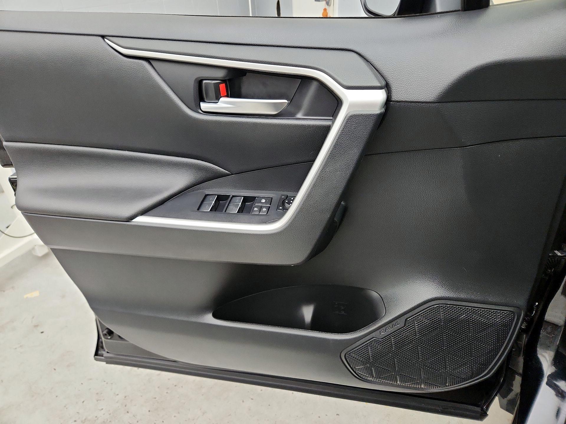 Thumbnail: 2022 Toyota RAV4 - 12