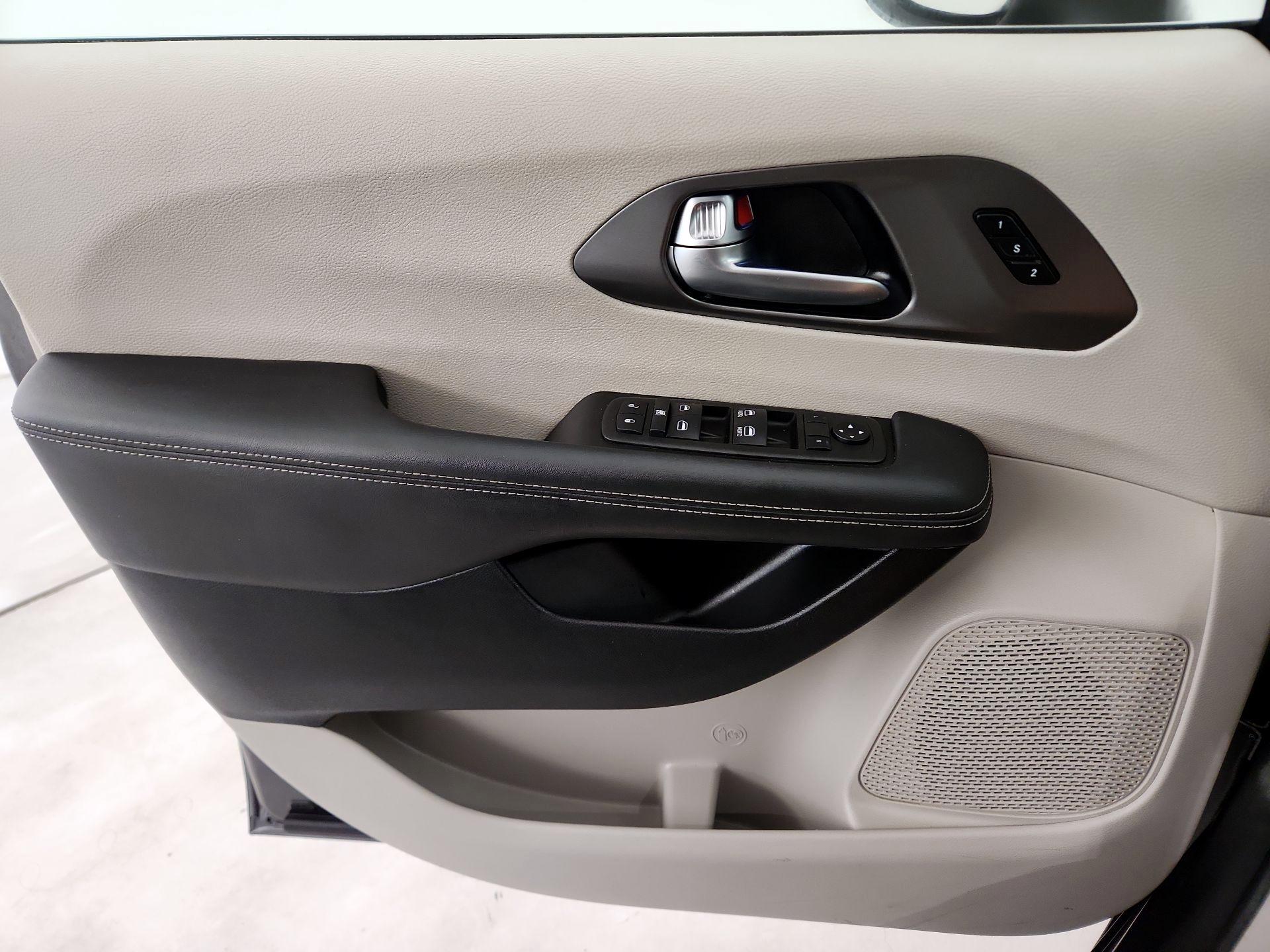 Thumbnail: 2023 Chrysler Pacifica - 12