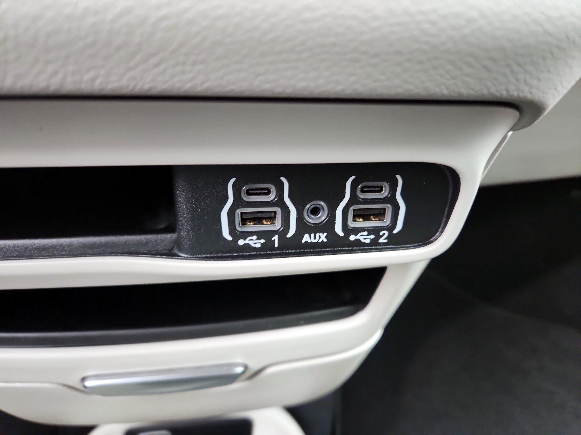 Thumbnail: 2023 Chrysler Pacifica - 18