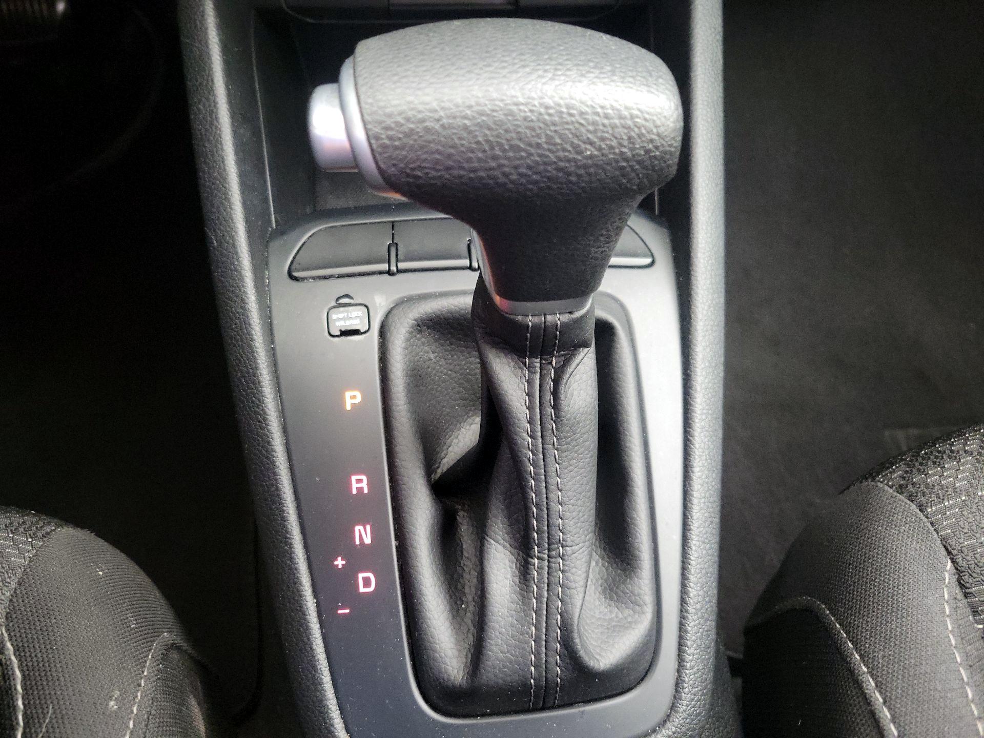 Thumbnail: 2022 Kia Rio - 17