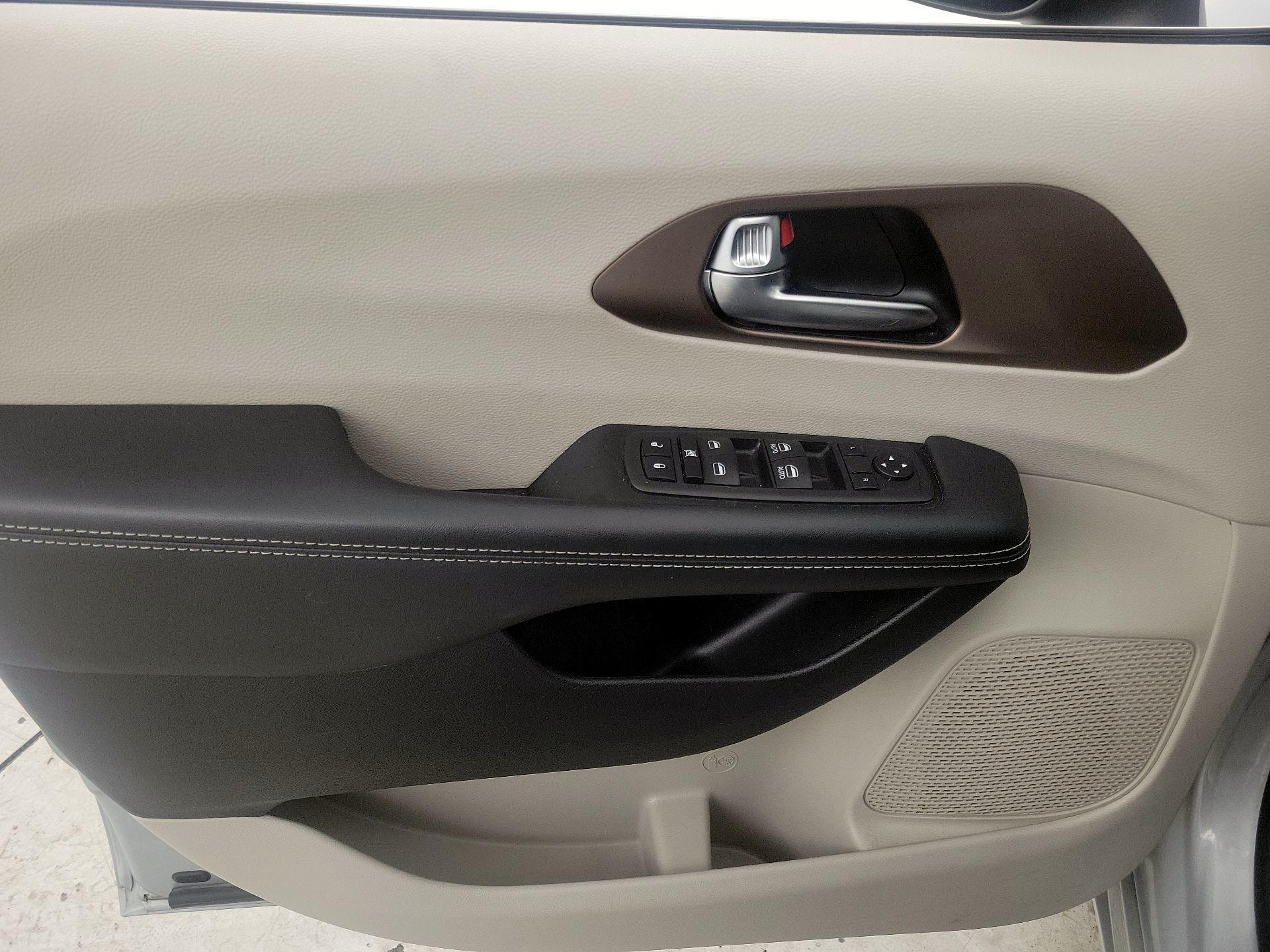 Thumbnail: 2023 Chrysler Voyager - 12