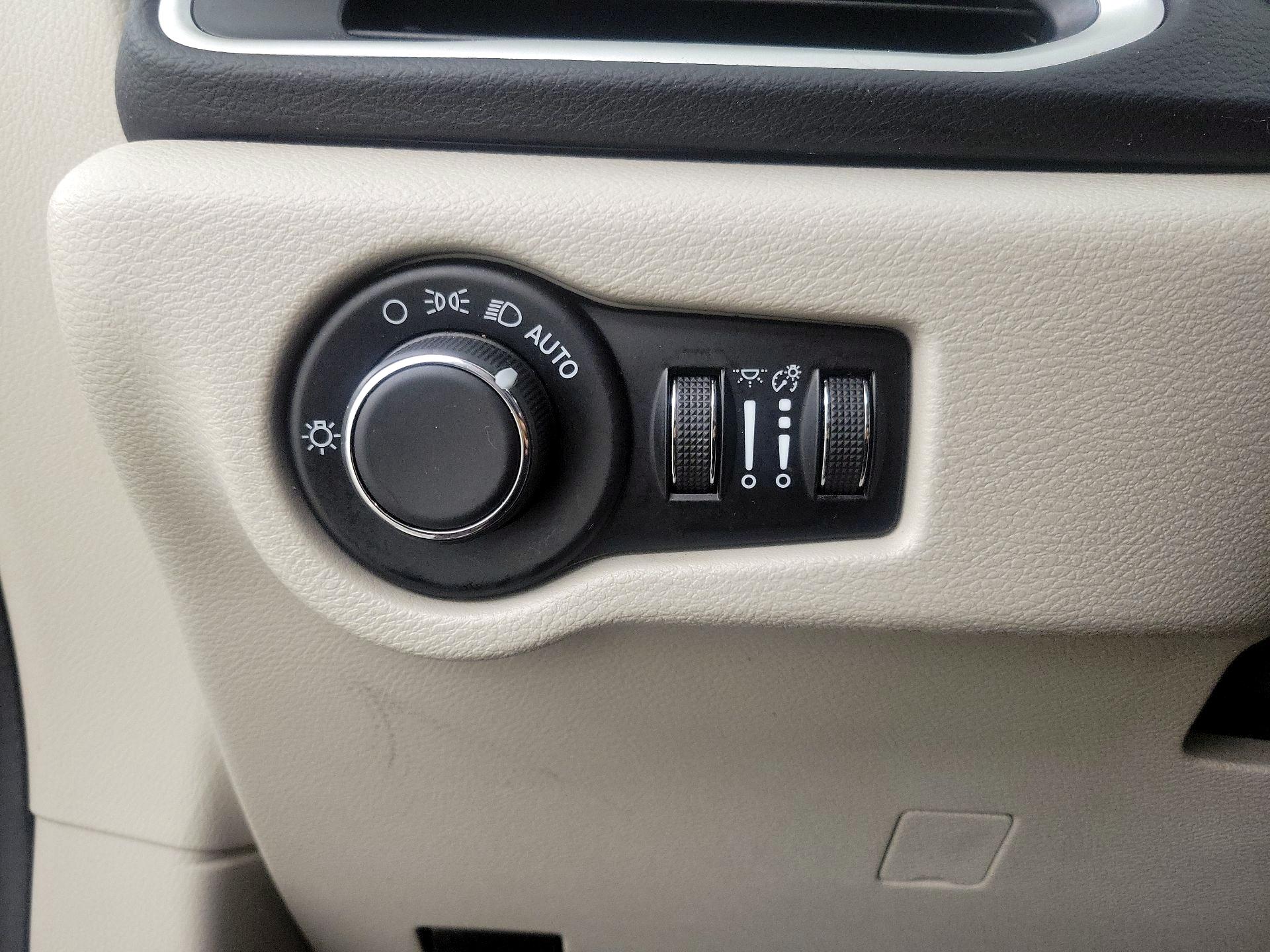 Thumbnail: 2023 Chrysler Voyager - 13