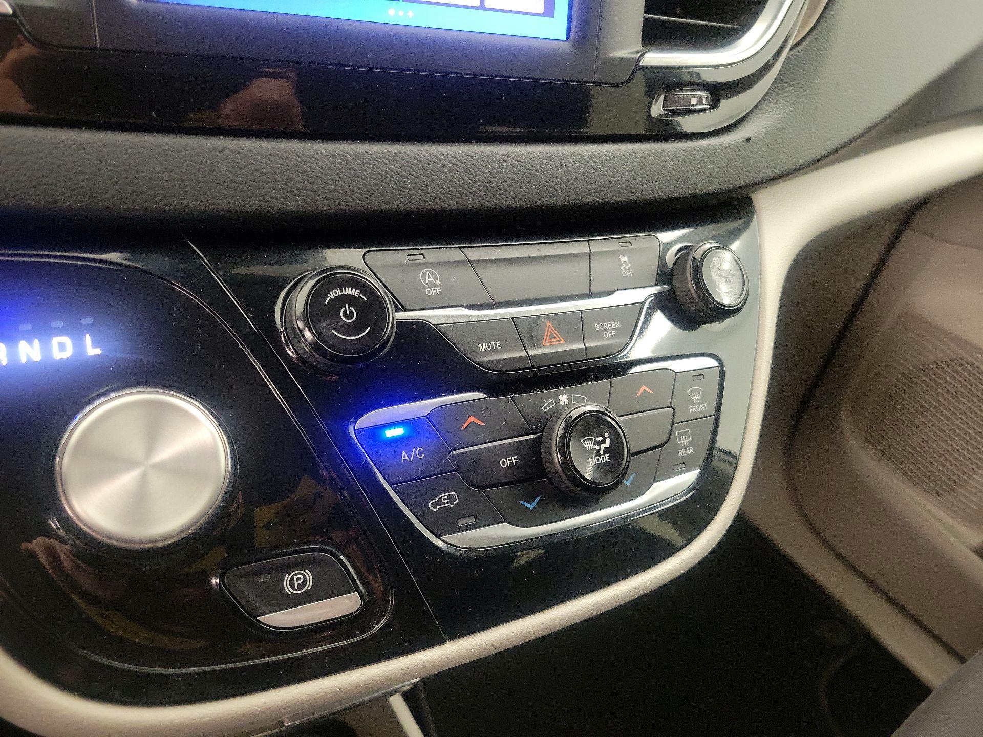 Thumbnail: 2023 Chrysler Voyager - 16