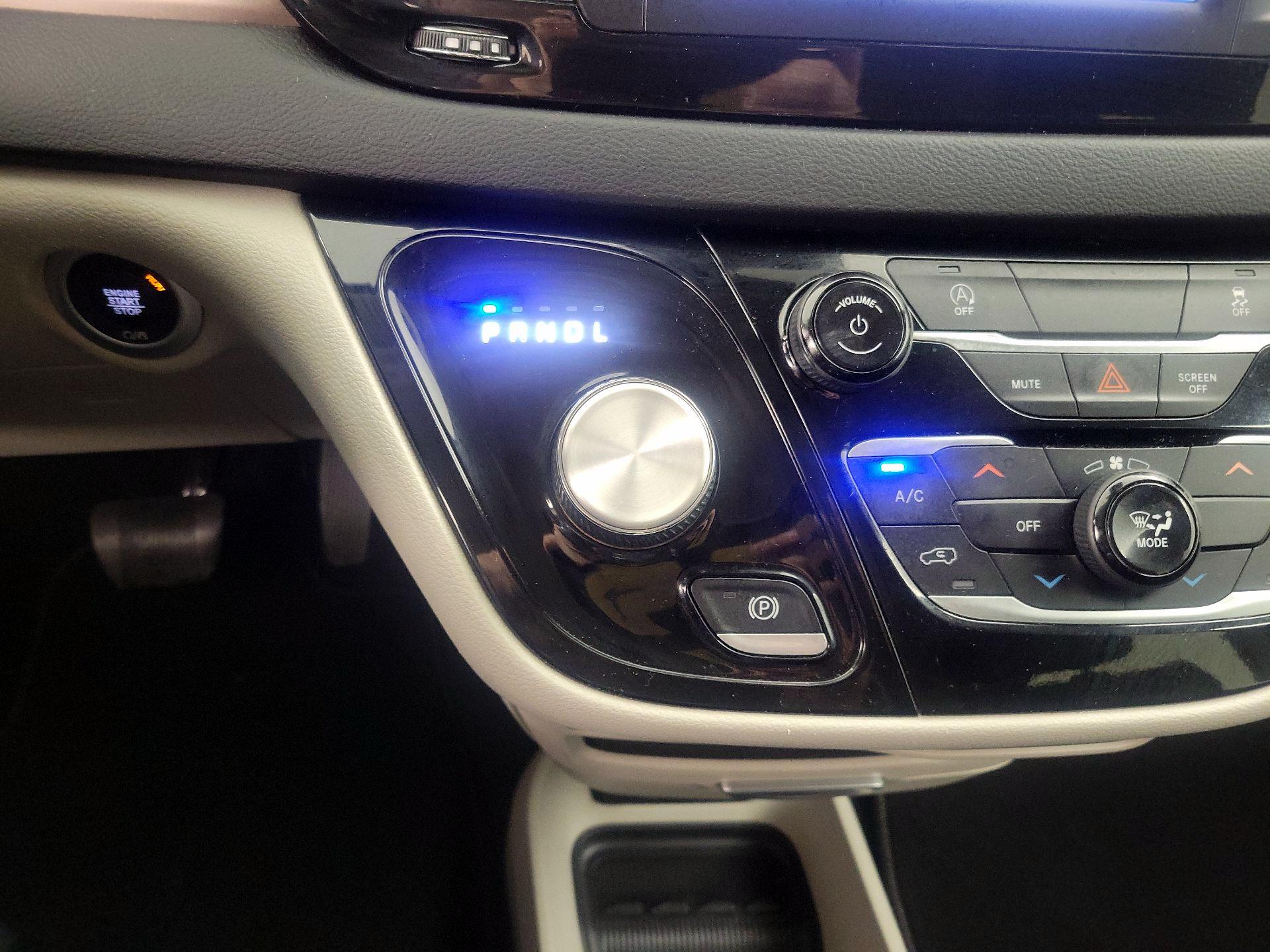 Thumbnail: 2023 Chrysler Voyager - 17