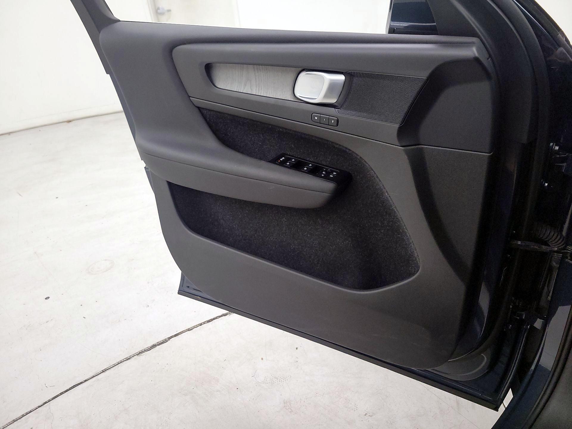 Thumbnail: 2021 Volvo XC40 - 12