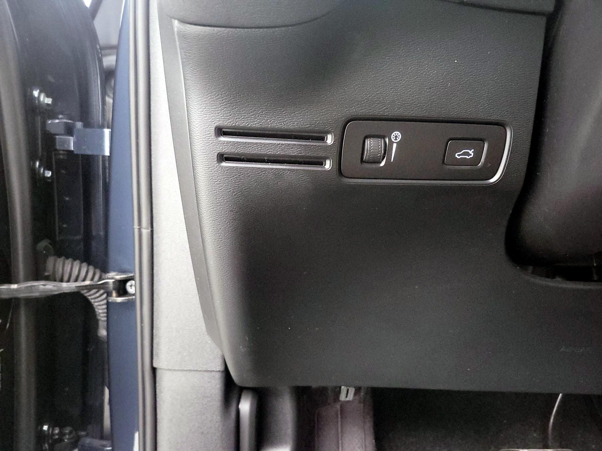 Thumbnail: 2021 Volvo XC40 - 13