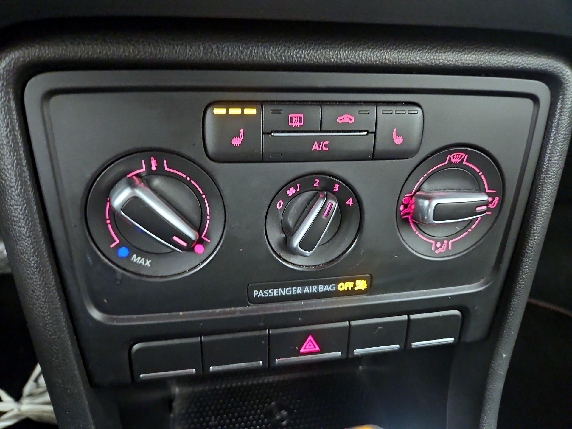 Thumbnail: 2014 Volkswagen Beetle - 16