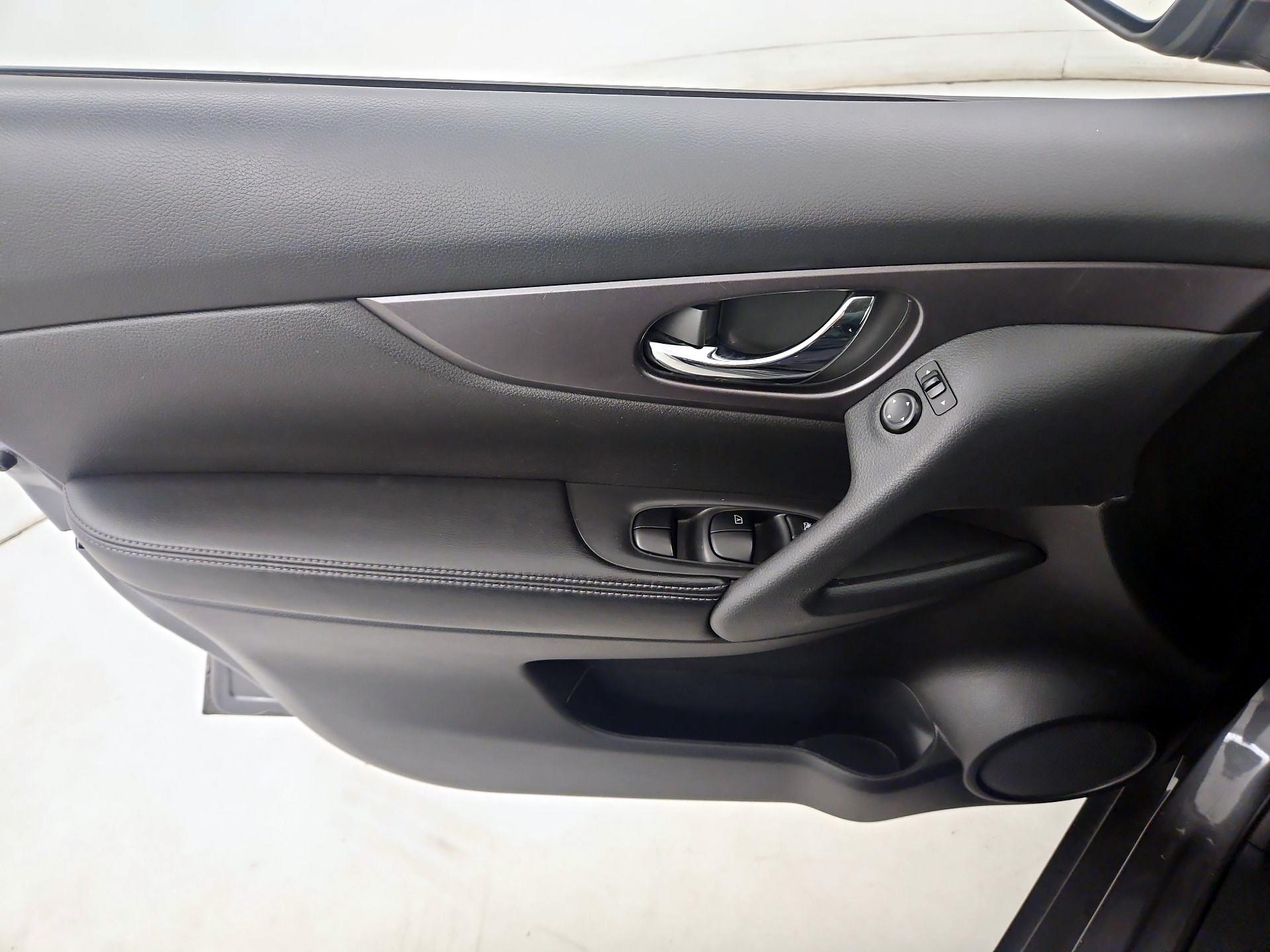 Thumbnail: 2016 Nissan Rogue - 12